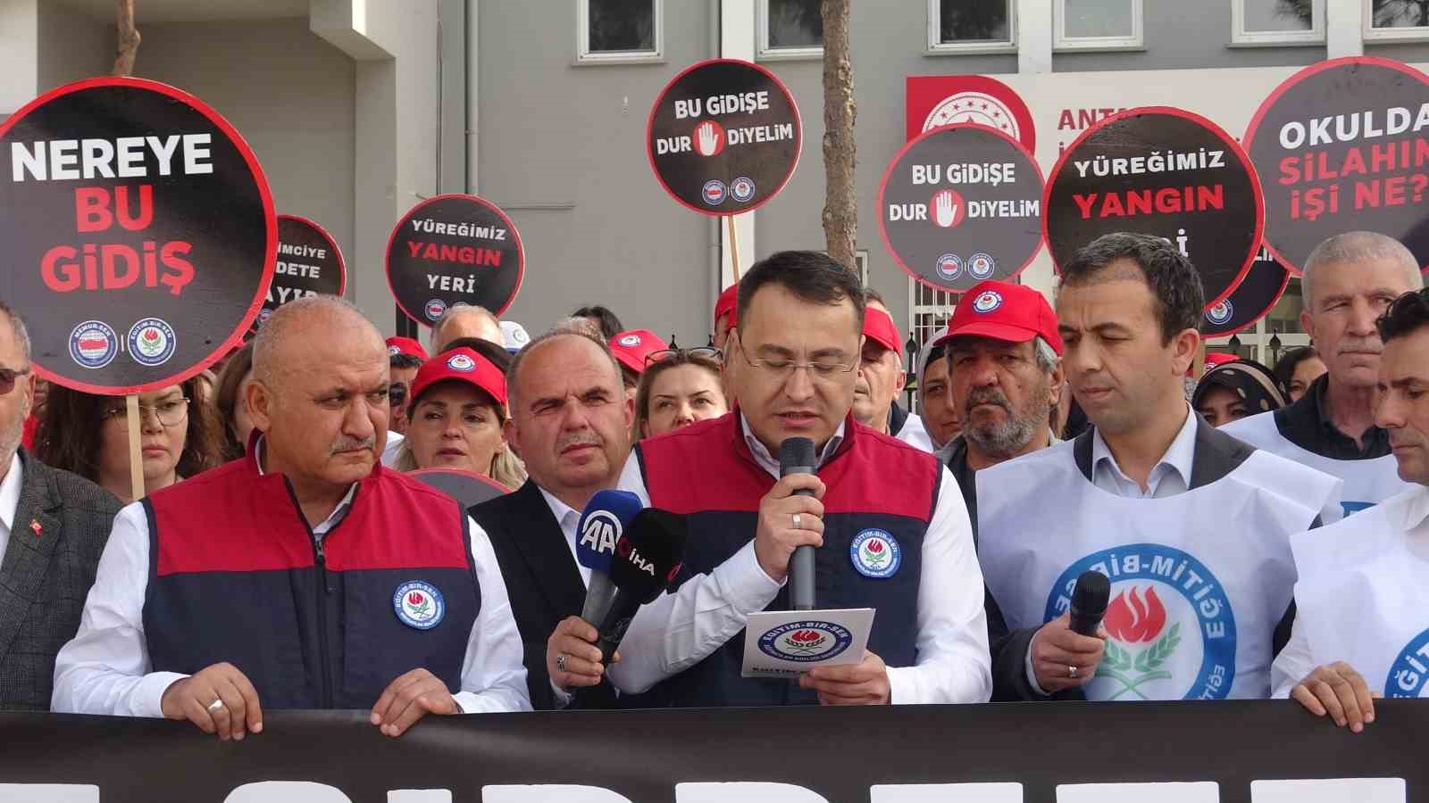 Antalya’da okullara yapılan saldırılar protesto edildi
Antalya’da okullara yapılan saldırılar protesto edildi