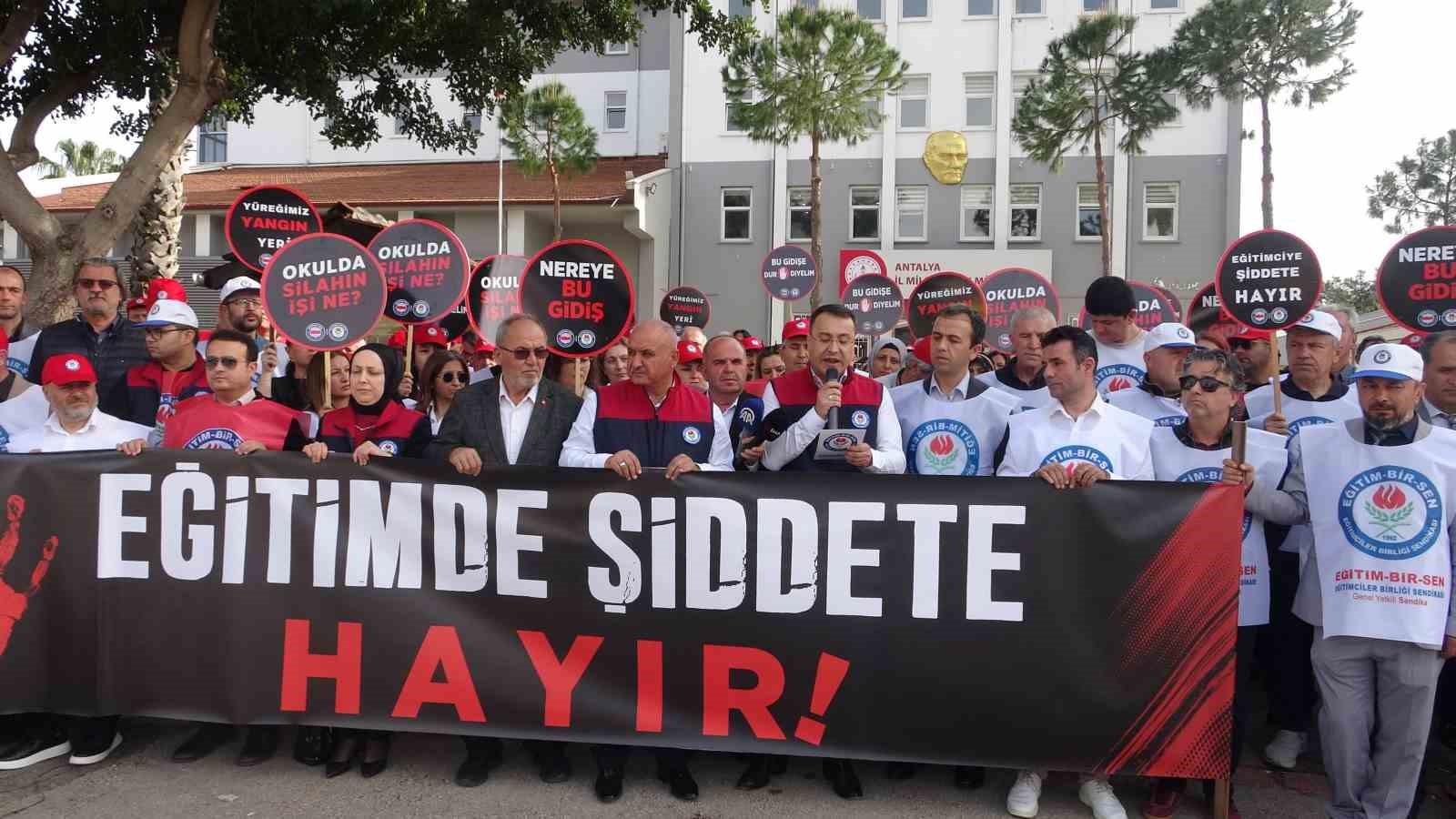 Antalya’da okullara yapılan saldırılar protesto edildi
Antalya’da okullara yapılan saldırılar protesto edildi