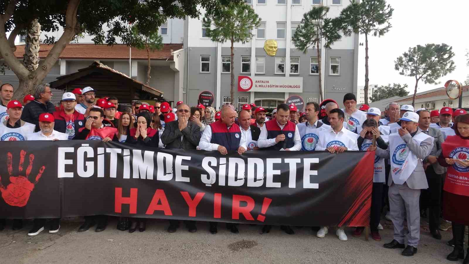 Antalya’da okullara yapılan saldırılar protesto edildi
Antalya’da okullara yapılan saldırılar protesto edildi