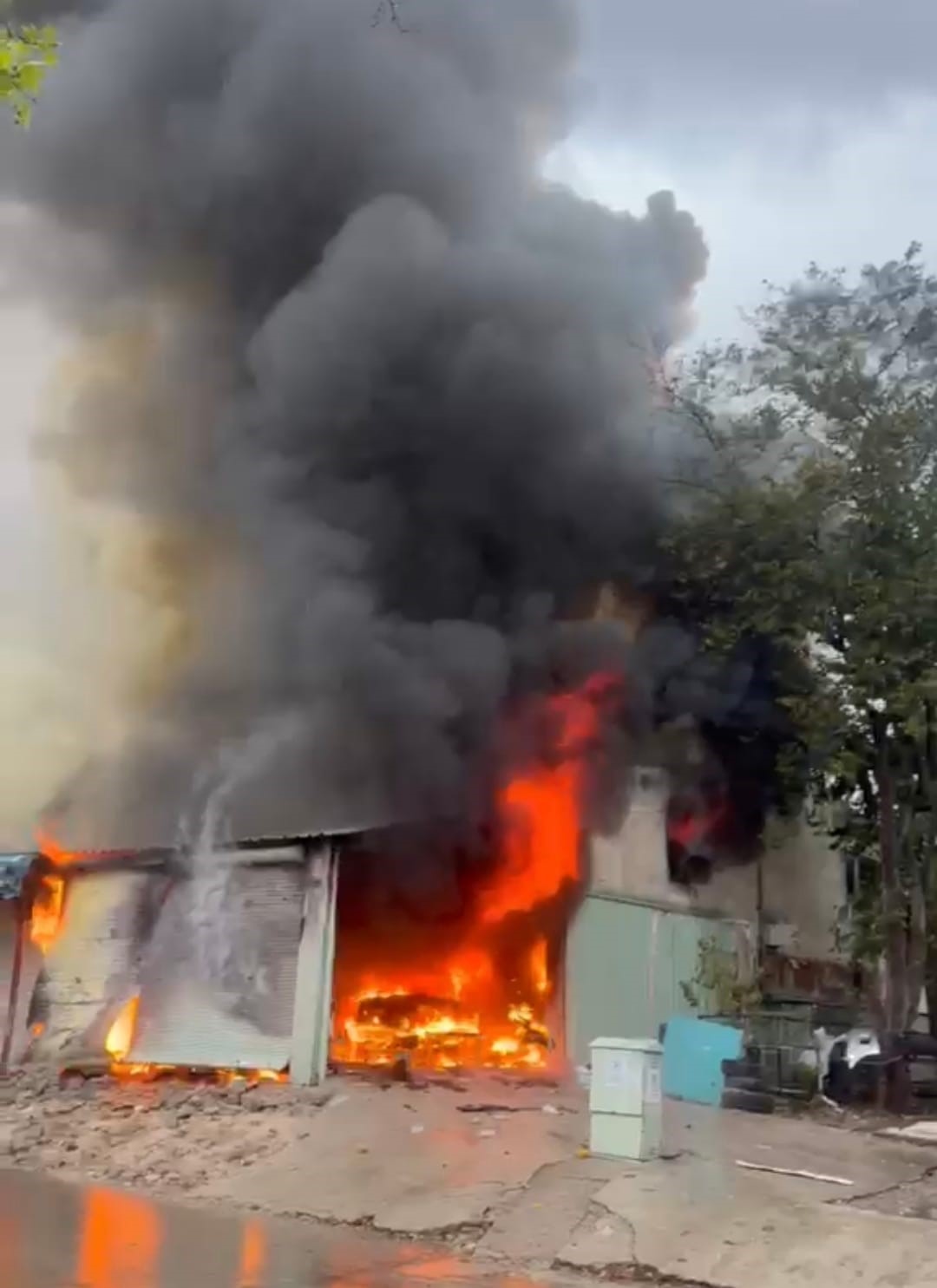 Antalya’da oto boyama atölyesindeki yangında iki iş yeri zarar gördü
