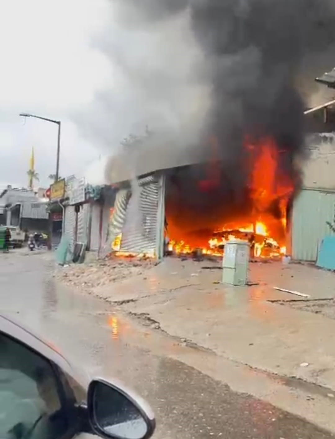 Antalya’da oto boyama atölyesindeki yangında iki iş yeri zarar gördü
