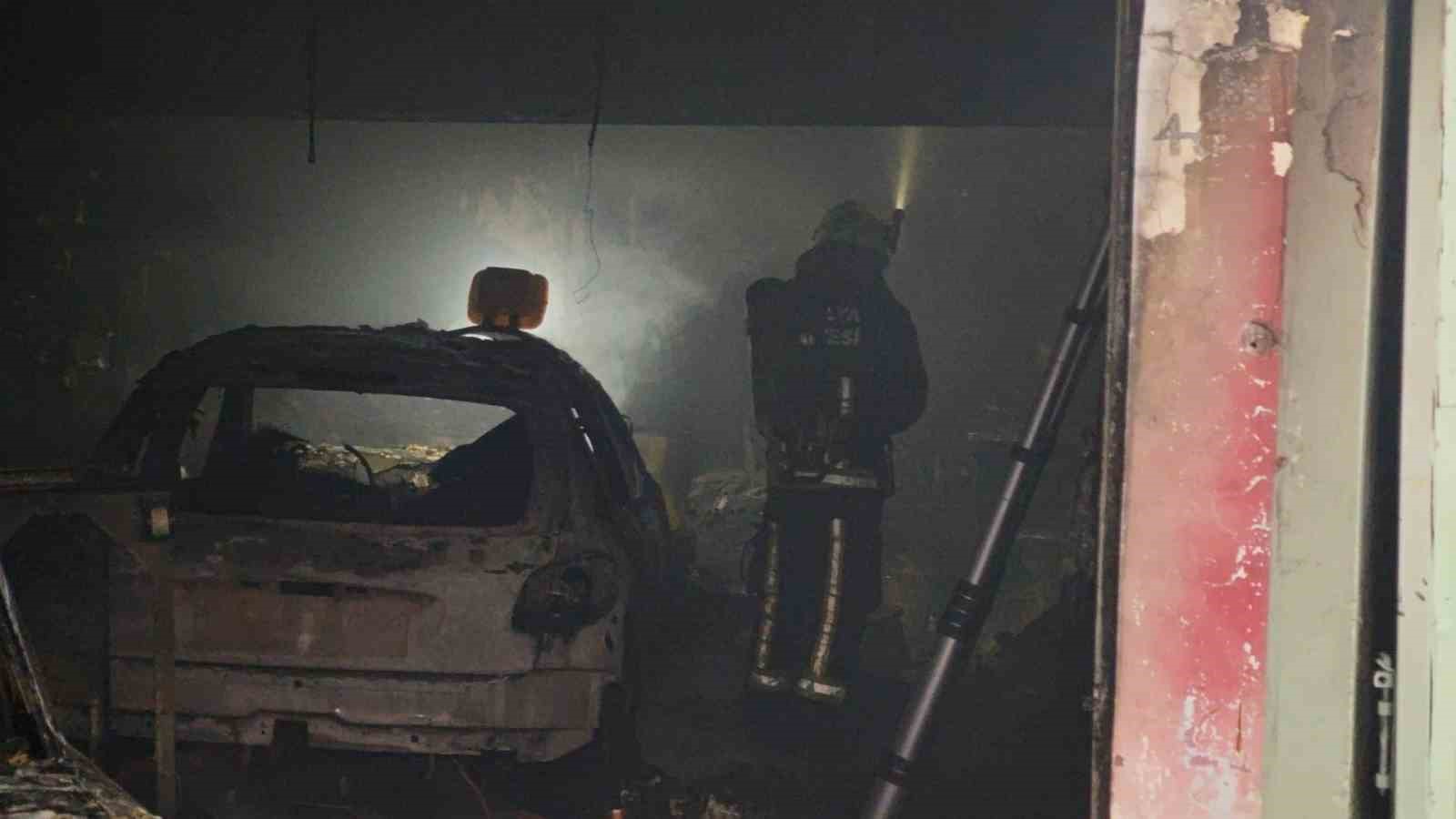 Antalya’da oto boyama atölyesindeki yangında iki iş yeri zarar gördü
