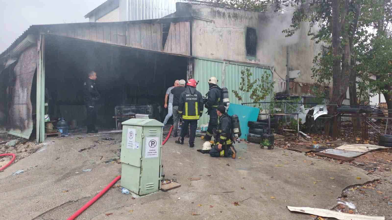 Antalya’da oto boyama atölyesindeki yangında iki iş yeri zarar gördü
