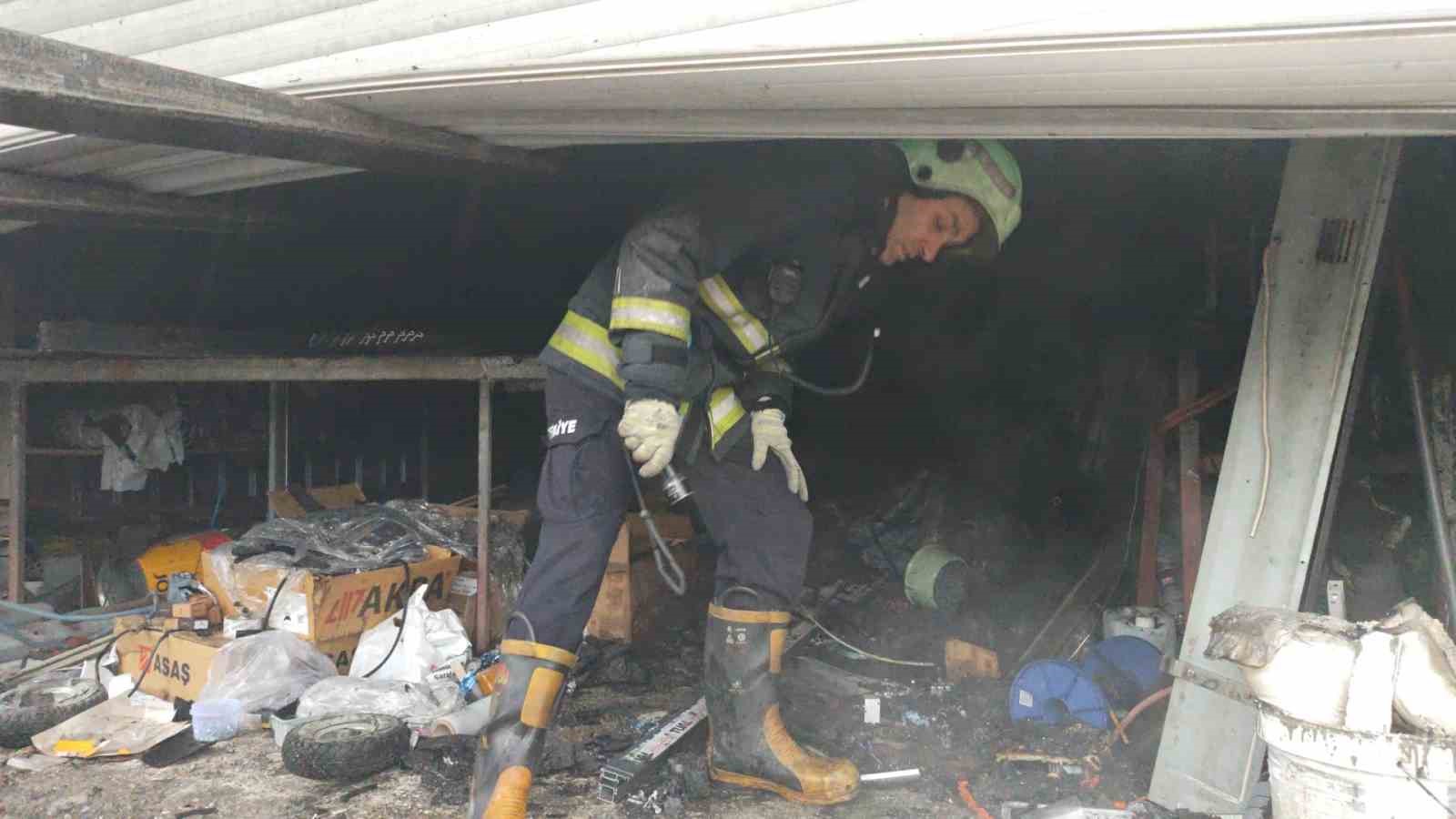 Antalya’da oto boyama atölyesindeki yangında iki iş yeri zarar gördü
