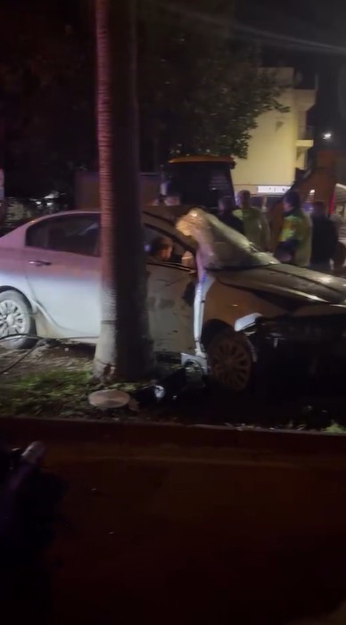 Antalya’da otomobil elektrik direğine çarptı: 2 yaralı
