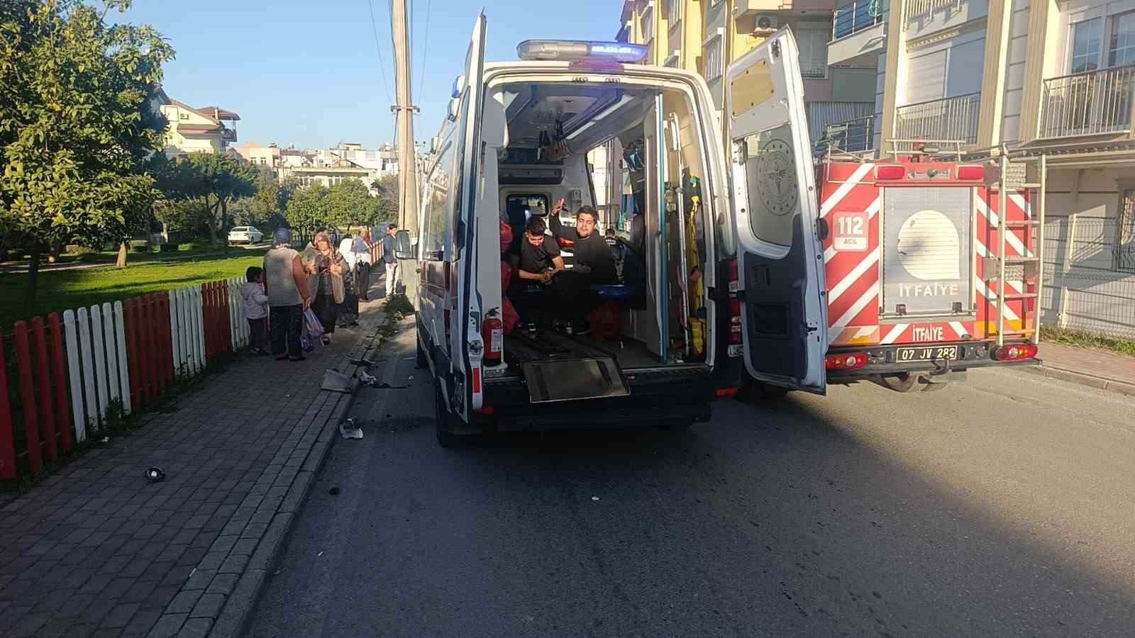 Antalya’da otomobil elektrik direğine çarptı: 3 yaralı
