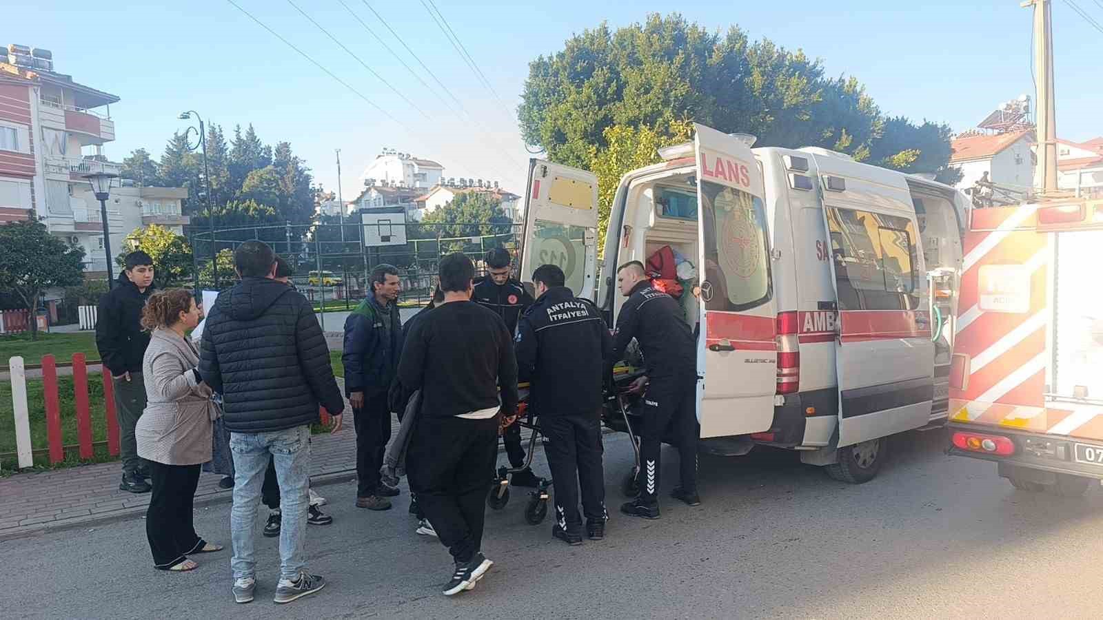 Antalya’da otomobil elektrik direğine çarptı: 3 yaralı
