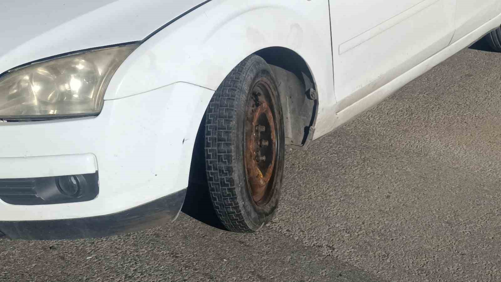 Antalya’da otomobil elektrik direğine çarptı: 3 yaralı
