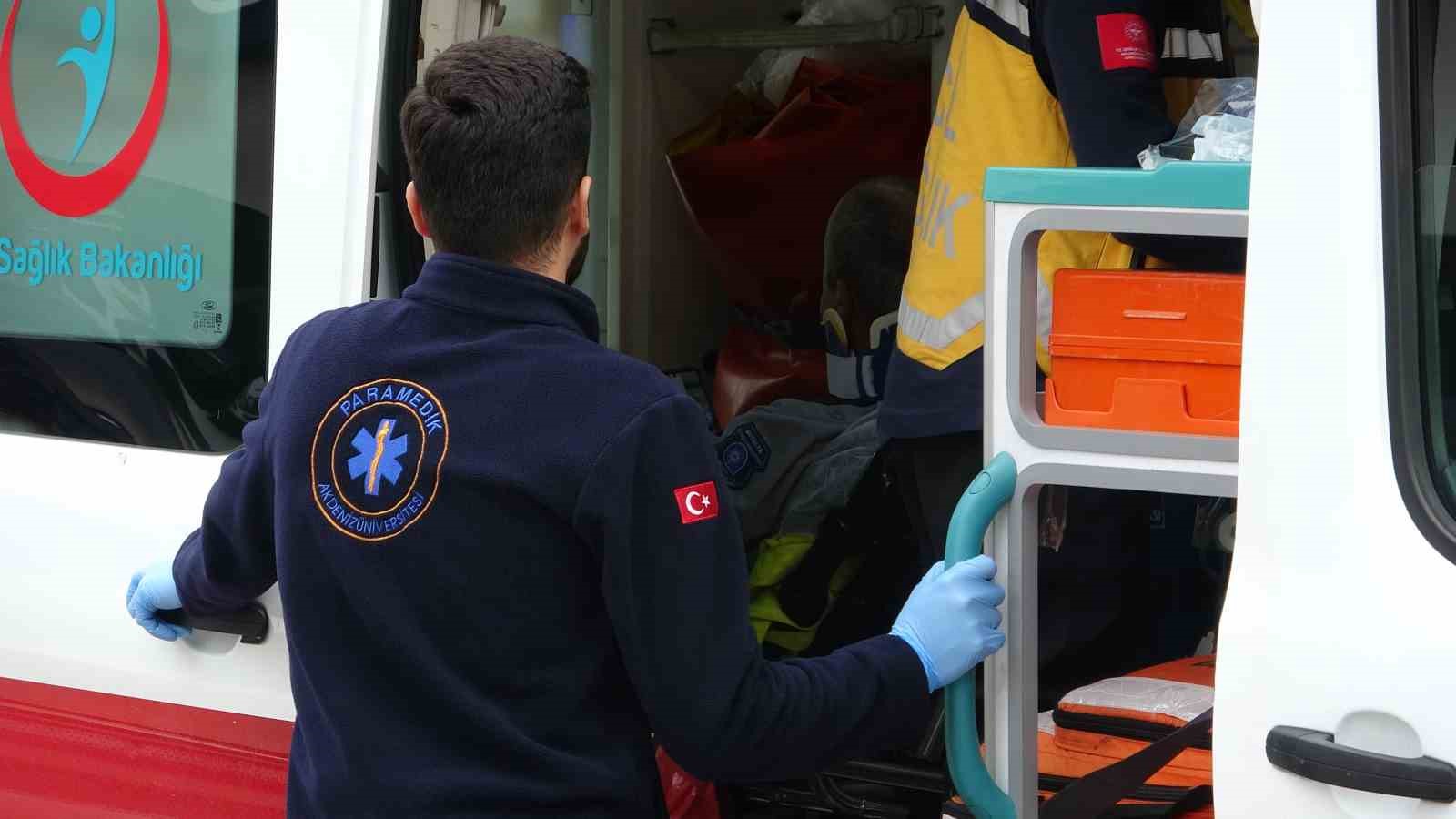 Antalya’da otomobil ile hafif ticari kavşakta çarpıştı: 3 yaralı
