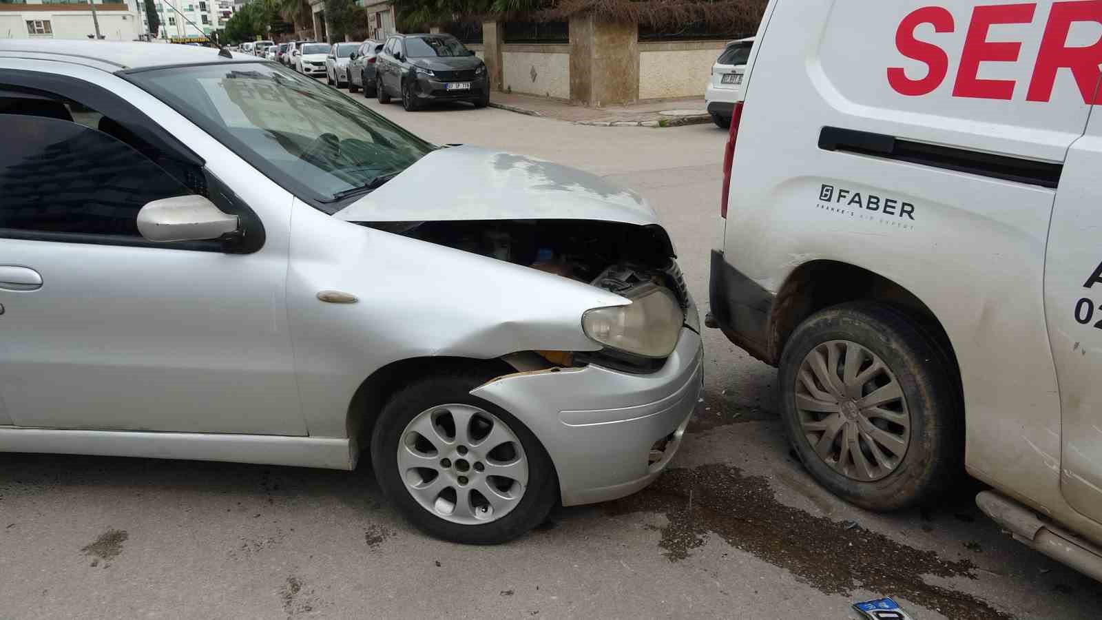 Antalya’da otomobil ile hafif ticari kavşakta çarpıştı: 3 yaralı
