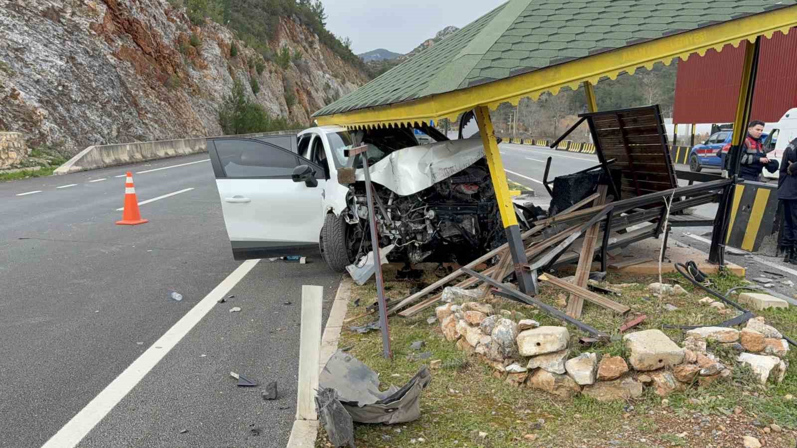 Antalya’da otomobil jandarma bekleme noktasına çarptı: 4 yaralı
