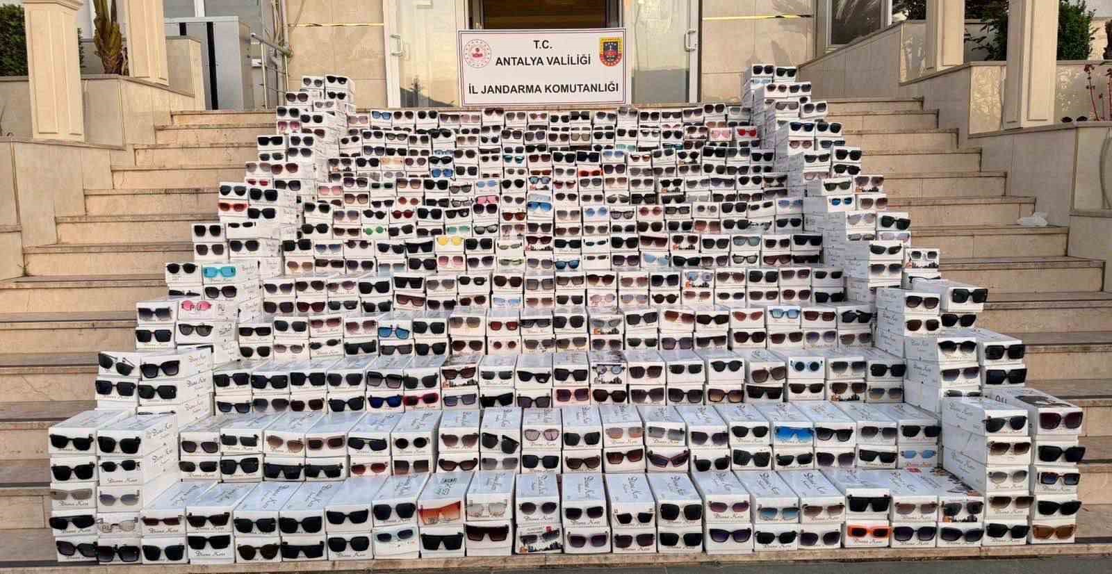 Antalya’da piyasa değeri 20 milyon olan 20 bin kaçak gözlük ele geçirildi
