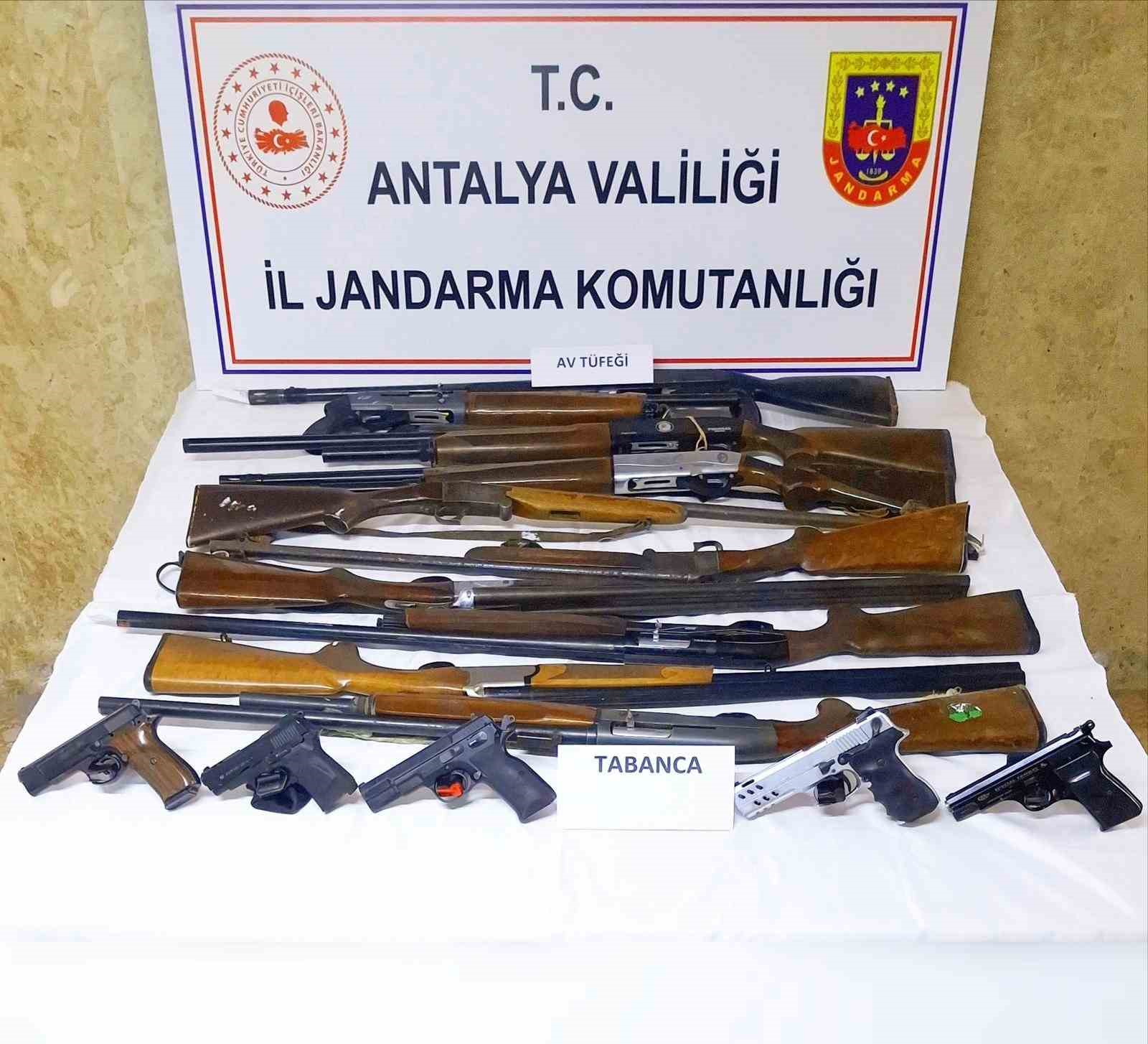 Antalya’da ruhsatsız silah operasyonu: 15 silah ele geçirildi
