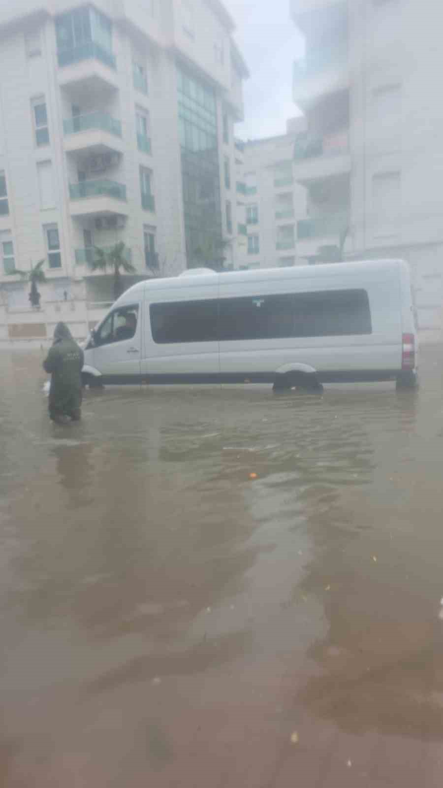 Antalya’da sağanak etkili oldu,araçlar yollarda ilerlemekte zorlandı
