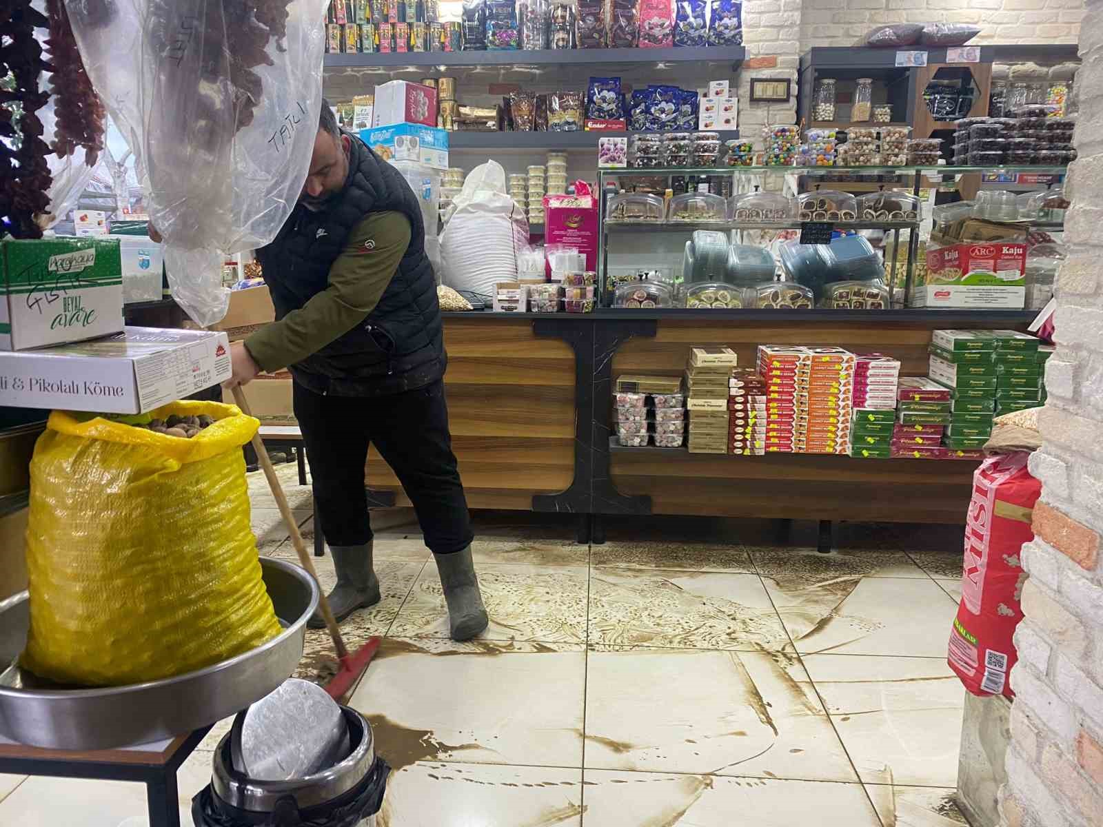 Antalya’da sağanak hayatı felç etti: İş yerleri su basan esnaf sabahın ilk ışığıyla temizliğe başladı
Antalya’da sağanak hayatı felç etti: İş yerleri su basan esnaf sabahın ilk ışığıyla temizliğe başladı