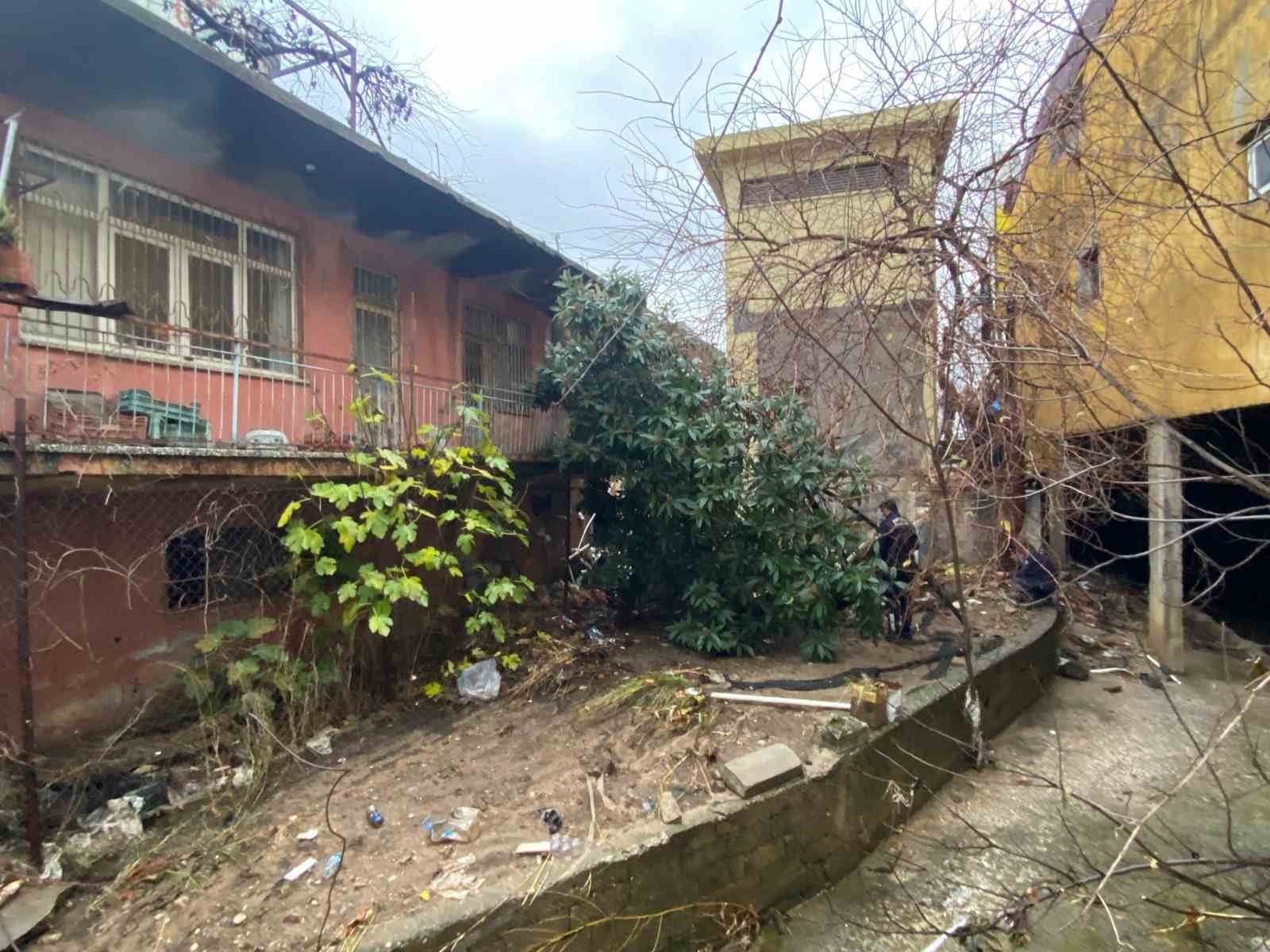 Antalya’da sağanak hayatı felç etti: İş yerleri su basan esnaf sabahın ilk ışığıyla temizliğe başladı
Antalya’da sağanak hayatı felç etti: İş yerleri su basan esnaf sabahın ilk ışığıyla temizliğe başladı