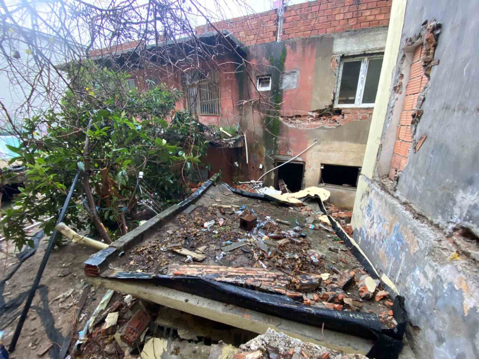 Antalya’da sağanak hayatı felç etti: İş yerleri su basan esnaf sabahın ilk ışığıyla temizliğe başladı
Antalya’da sağanak hayatı felç etti: İş yerleri su basan esnaf sabahın ilk ışığıyla temizliğe başladı