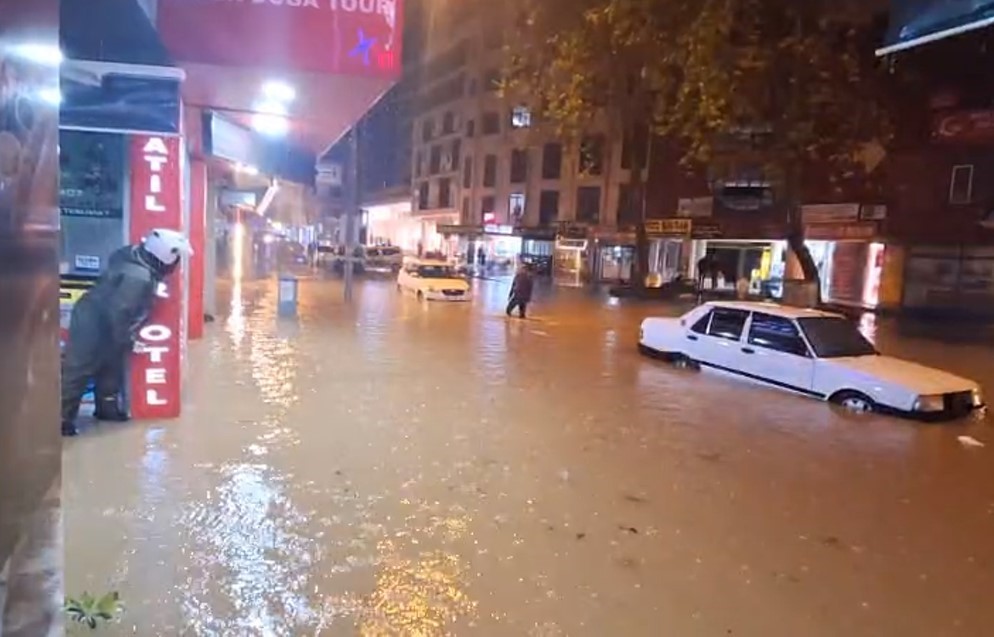 Antalya’da sağanak hayatı felç etti: İş yerleri su basan esnaf sabahın ilk ışığıyla temizliğe başladı
Antalya’da sağanak hayatı felç etti: İş yerleri su basan esnaf sabahın ilk ışığıyla temizliğe başladı