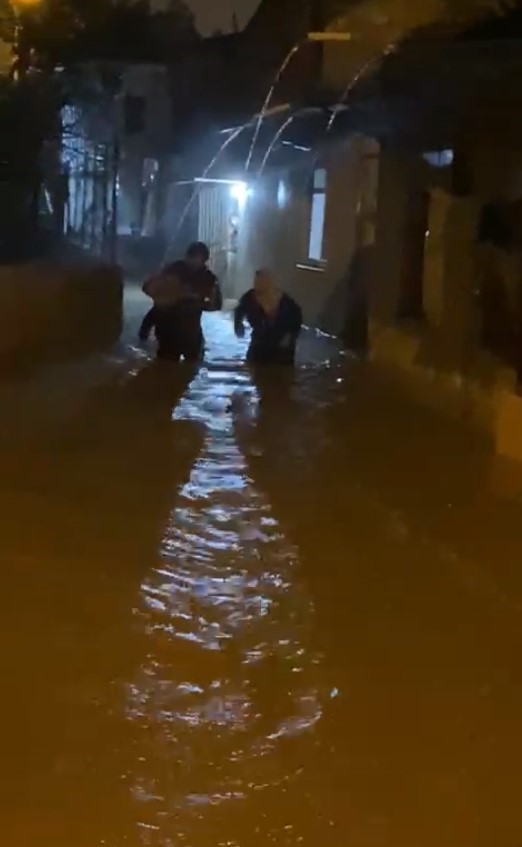 Antalya’da sağanak hayatı felç etti: İş yerleri su basan esnaf sabahın ilk ışığıyla temizliğe başladı
Antalya’da sağanak hayatı felç etti: İş yerleri su basan esnaf sabahın ilk ışığıyla temizliğe başladı