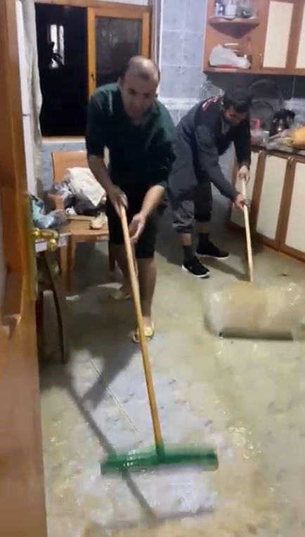 Antalya’da sağanak hayatı felç etti: İş yerleri su basan esnaf sabahın ilk ışığıyla temizliğe başladı
Antalya’da sağanak hayatı felç etti: İş yerleri su basan esnaf sabahın ilk ışığıyla temizliğe başladı