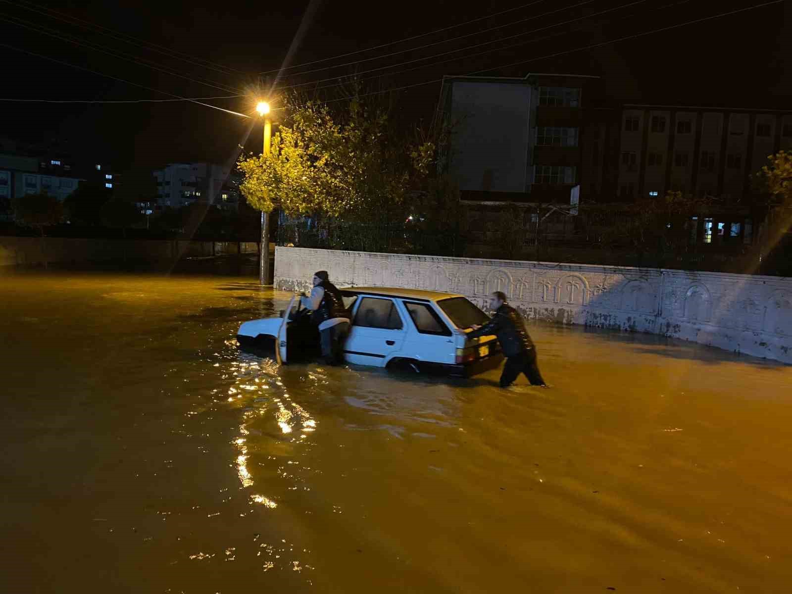 Antalya’da sağanak hayatı felç etti: İş yerleri su basan esnaf sabahın ilk ışığıyla temizliğe başladı
Antalya’da sağanak hayatı felç etti: İş yerleri su basan esnaf sabahın ilk ışığıyla temizliğe başladı