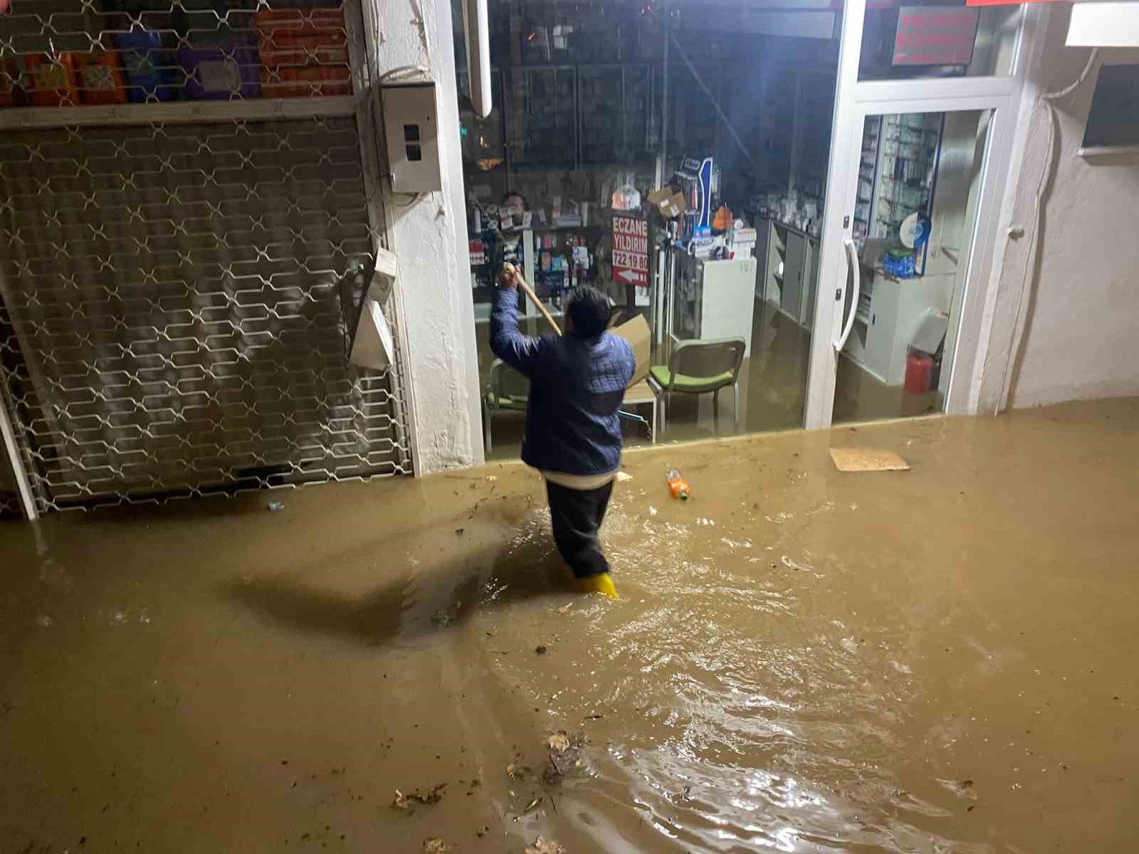 Antalya’da sağanak hayatı felç etti: İş yerleri su basan esnaf sabahın ilk ışığıyla temizliğe başladı
Antalya’da sağanak hayatı felç etti: İş yerleri su basan esnaf sabahın ilk ışığıyla temizliğe başladı