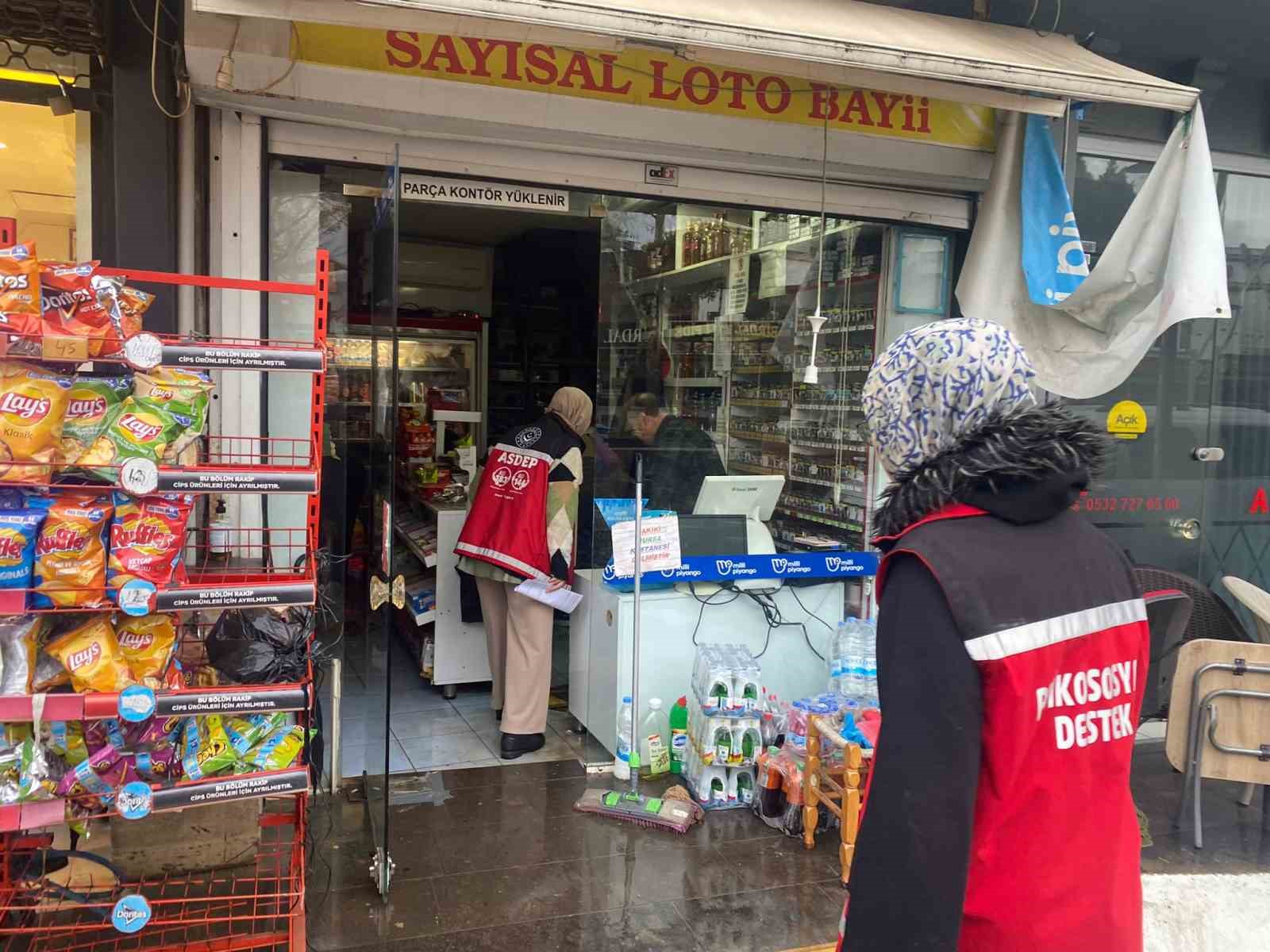 Antalya’da sağanak hayatı felç etti: İş yerleri su basan esnaf sabahın ilk ışığıyla temizliğe başladı
Antalya’da sağanak hayatı felç etti: İş yerleri su basan esnaf sabahın ilk ışığıyla temizliğe başladı