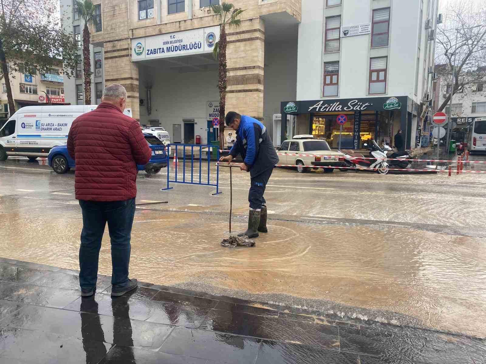 Antalya’da sağanak hayatı felç etti: İş yerleri su basan esnaf sabahın ilk ışığıyla temizliğe başladı
Antalya’da sağanak hayatı felç etti: İş yerleri su basan esnaf sabahın ilk ışığıyla temizliğe başladı