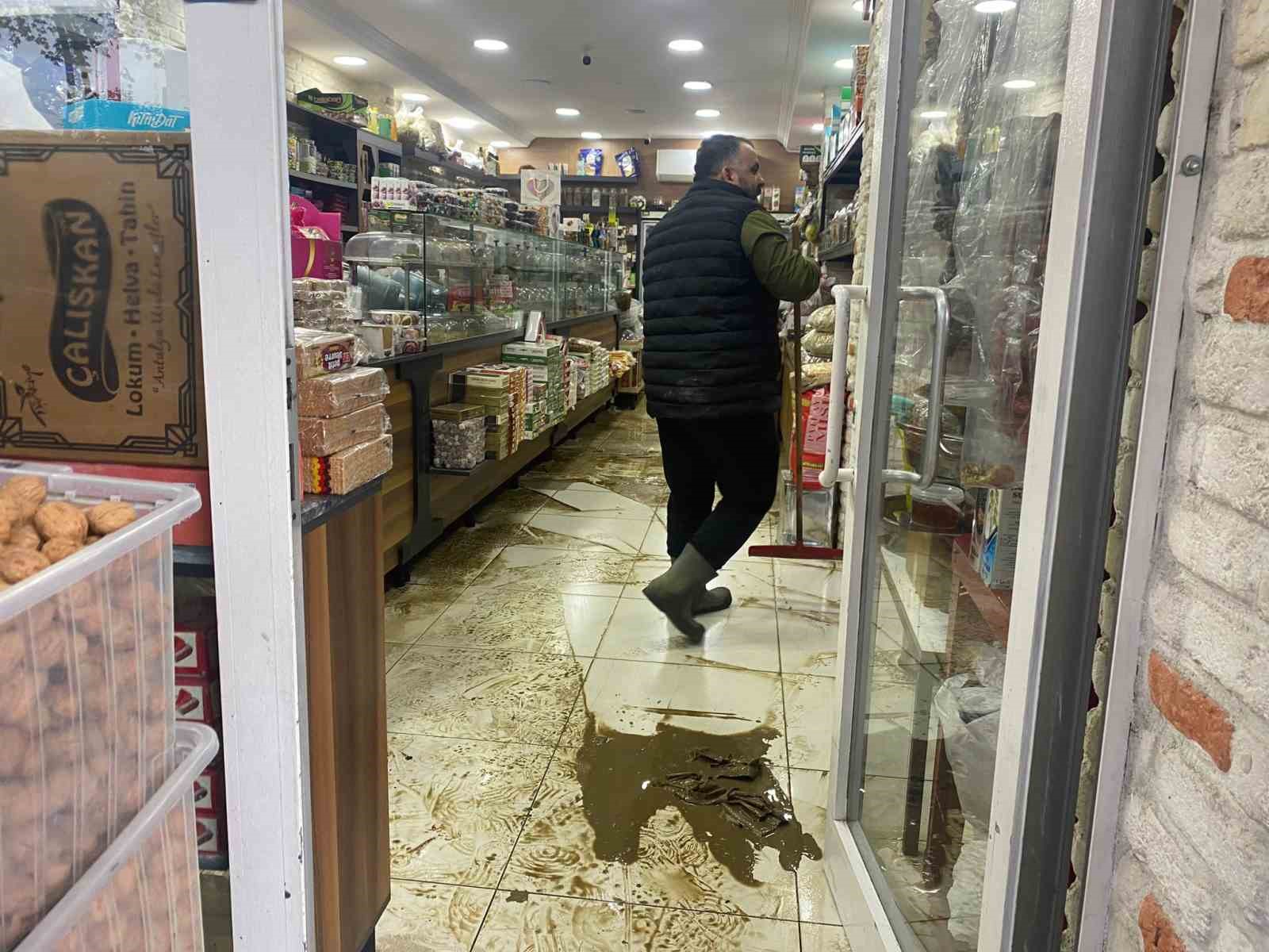 Antalya’da sağanak hayatı felç etti: İş yerleri su basan esnaf sabahın ilk ışığıyla temizliğe başladı
Antalya’da sağanak hayatı felç etti: İş yerleri su basan esnaf sabahın ilk ışığıyla temizliğe başladı