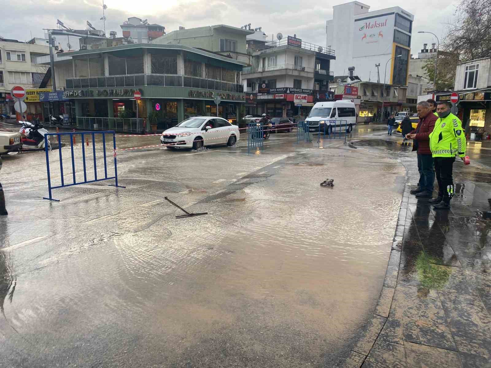 Antalya’da sağanak hayatı felç etti: İş yerleri su basan esnaf sabahın ilk ışığıyla temizliğe başladı
Antalya’da sağanak hayatı felç etti: İş yerleri su basan esnaf sabahın ilk ışığıyla temizliğe başladı