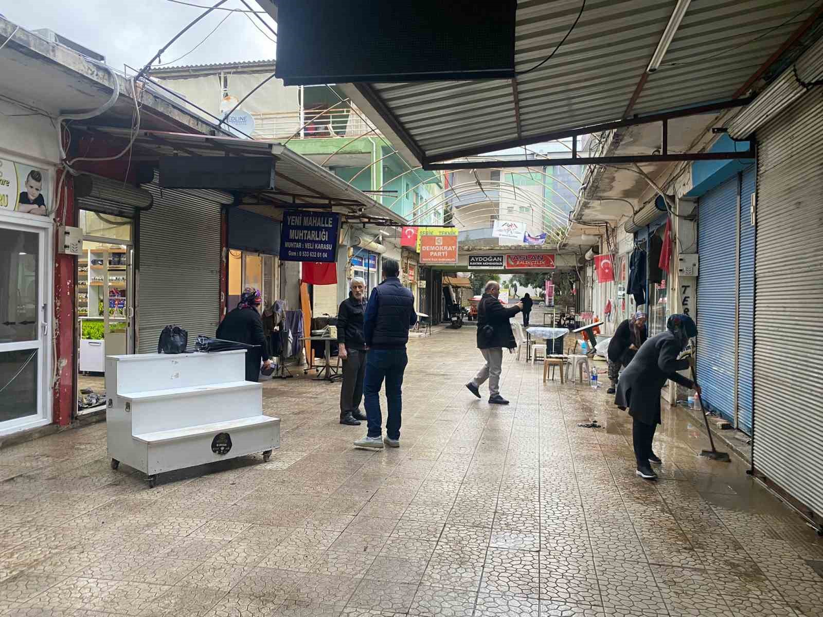 Antalya’da sağanak hayatı felç etti: İş yerleri su basan esnaf sabahın ilk ışığıyla temizliğe başladı
Antalya’da sağanak hayatı felç etti: İş yerleri su basan esnaf sabahın ilk ışığıyla temizliğe başladı