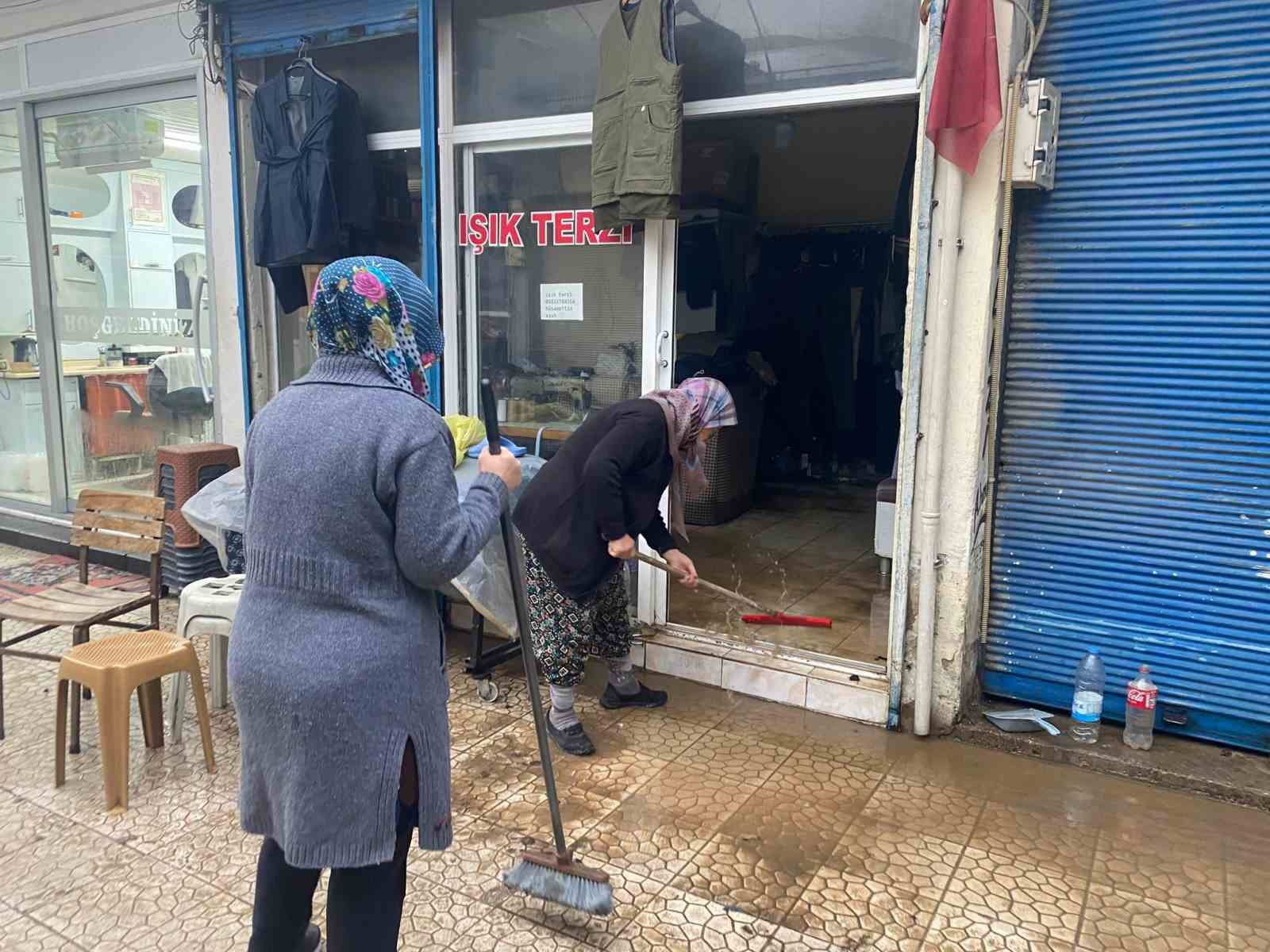 Antalya’da sağanak hayatı felç etti: İş yerleri su basan esnaf sabahın ilk ışığıyla temizliğe başladı
Antalya’da sağanak hayatı felç etti: İş yerleri su basan esnaf sabahın ilk ışığıyla temizliğe başladı