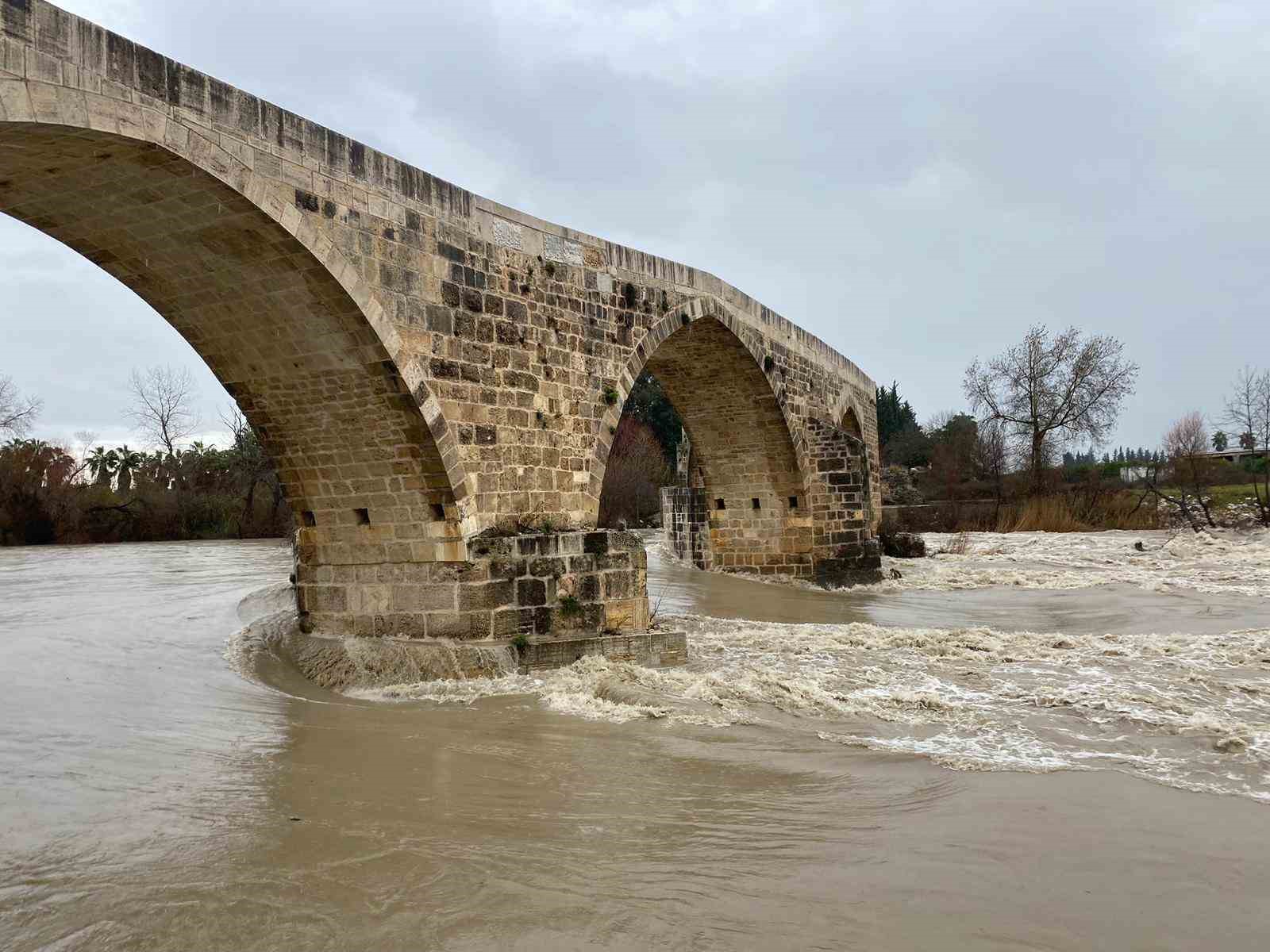 Antalya’da sağanak taşkına yol açtı
Antalya’da sağanak taşkına yol açtı