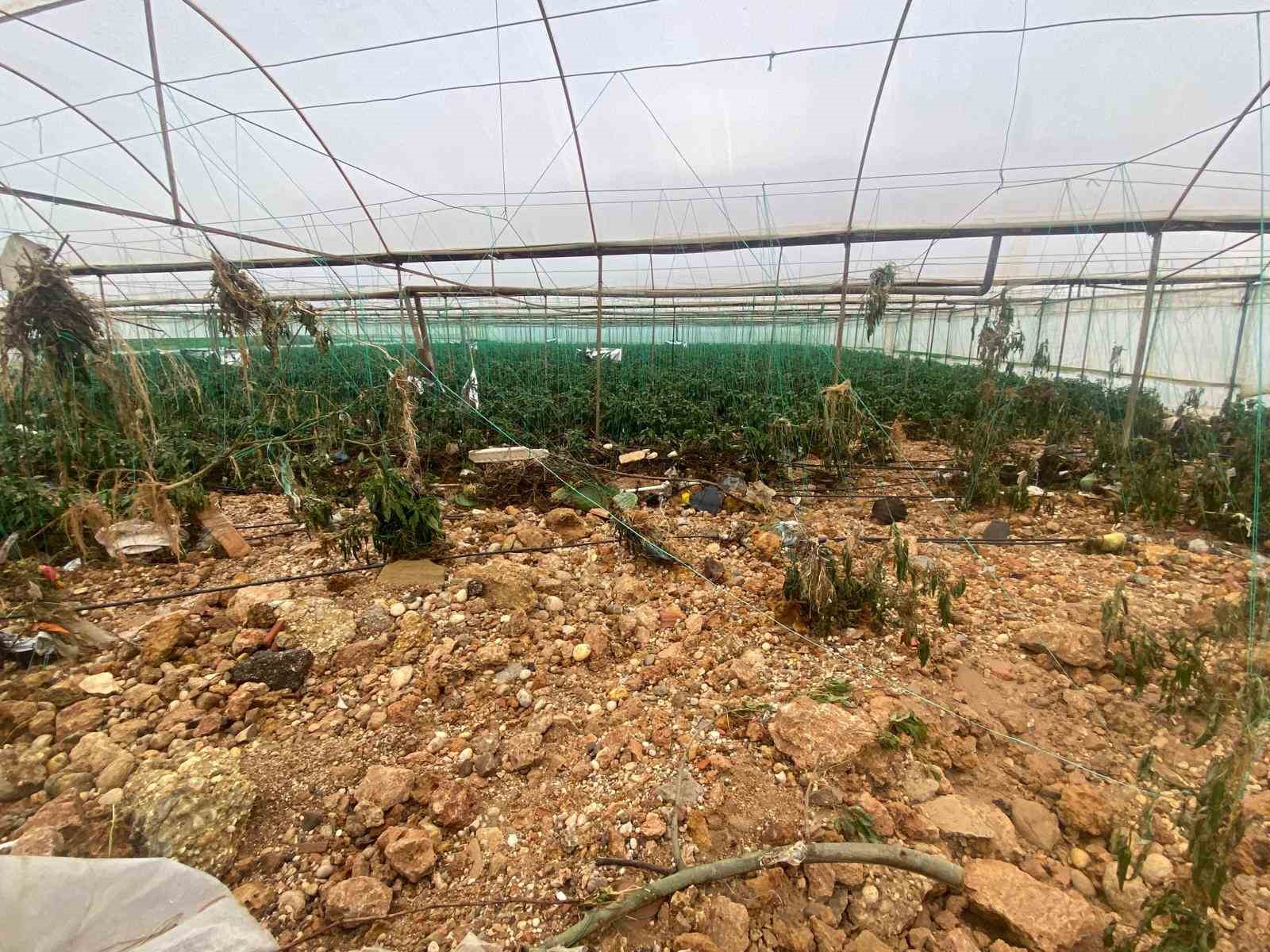 Antalya’da sağanak yağmur Aksu’da su baskınlarına sebep oldu
