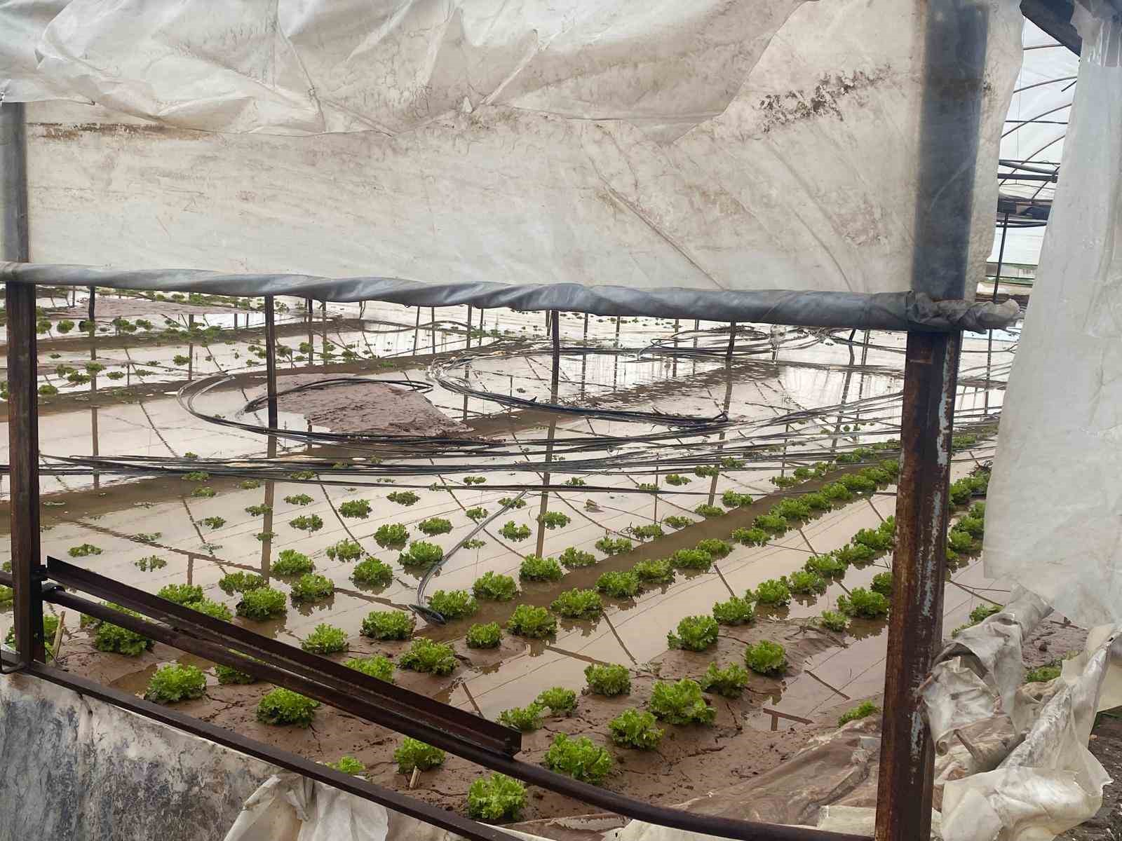 Antalya’da sağanak yağmur Aksu’da su baskınlarına sebep oldu
