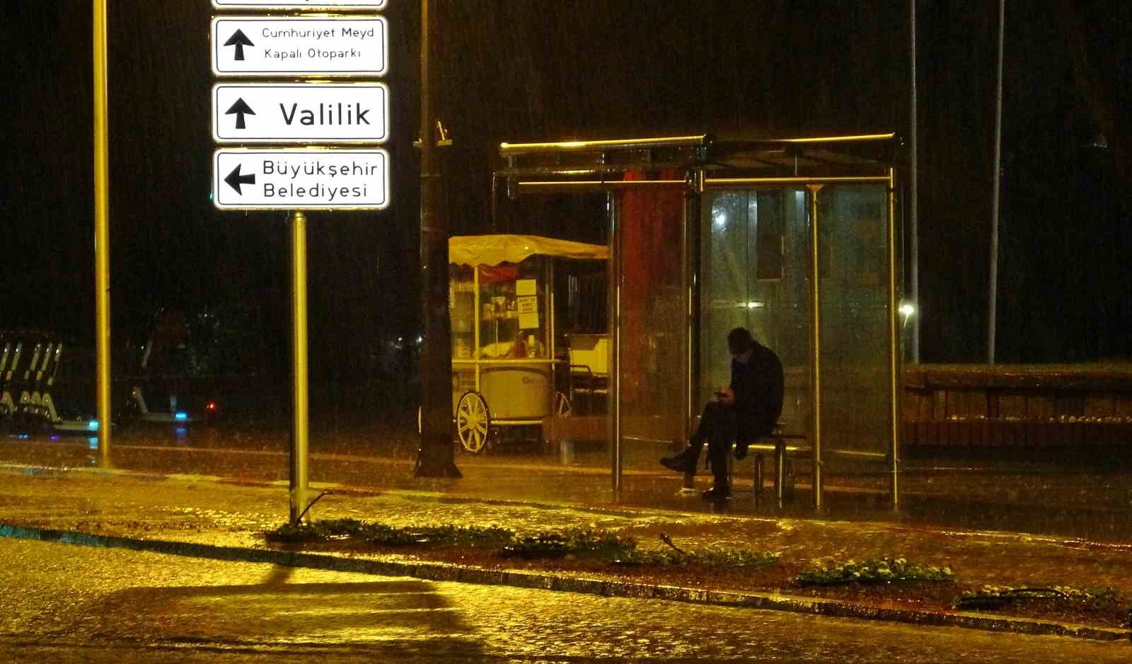 Antalya’da sağanak yolları göle döndürdü, araçların mahsur kaldığını gören diğer sürücüler kaldırımlardan ilerledi
