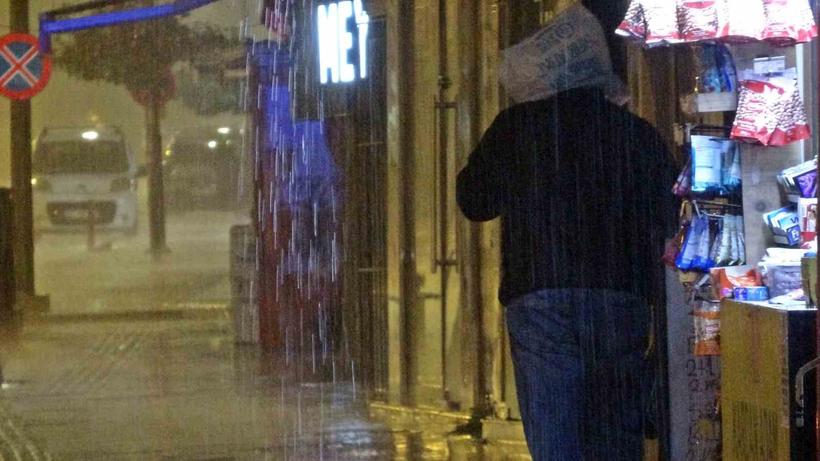 Antalya’da sağanak yolları göle döndürdü, araçların mahsur kaldığını gören diğer sürücüler kaldırımlardan ilerledi
