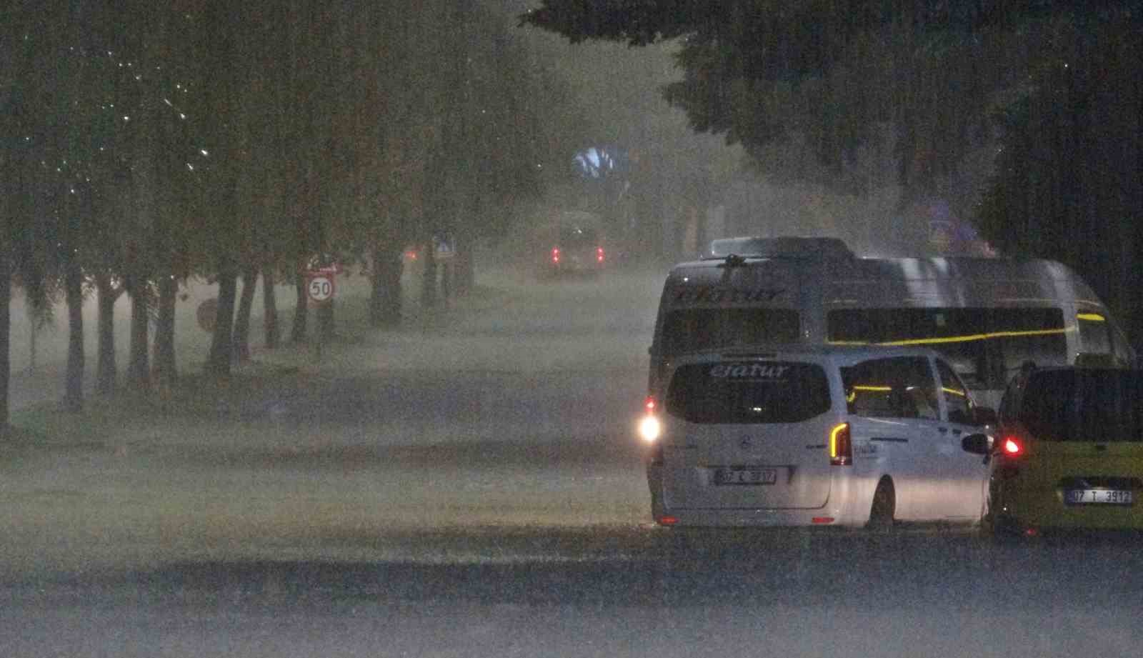 Antalya’da sağanak yolları göle döndürdü, araçların mahsur kaldığını gören diğer sürücüler kaldırımlardan ilerledi
