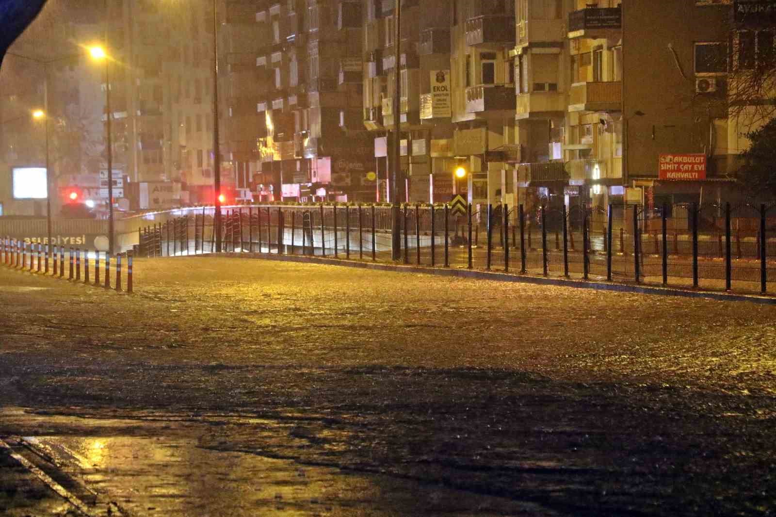 Antalya’da sağanak yolları göle döndürdü, araçların mahsur kaldığını gören diğer sürücüler kaldırımlardan ilerledi
