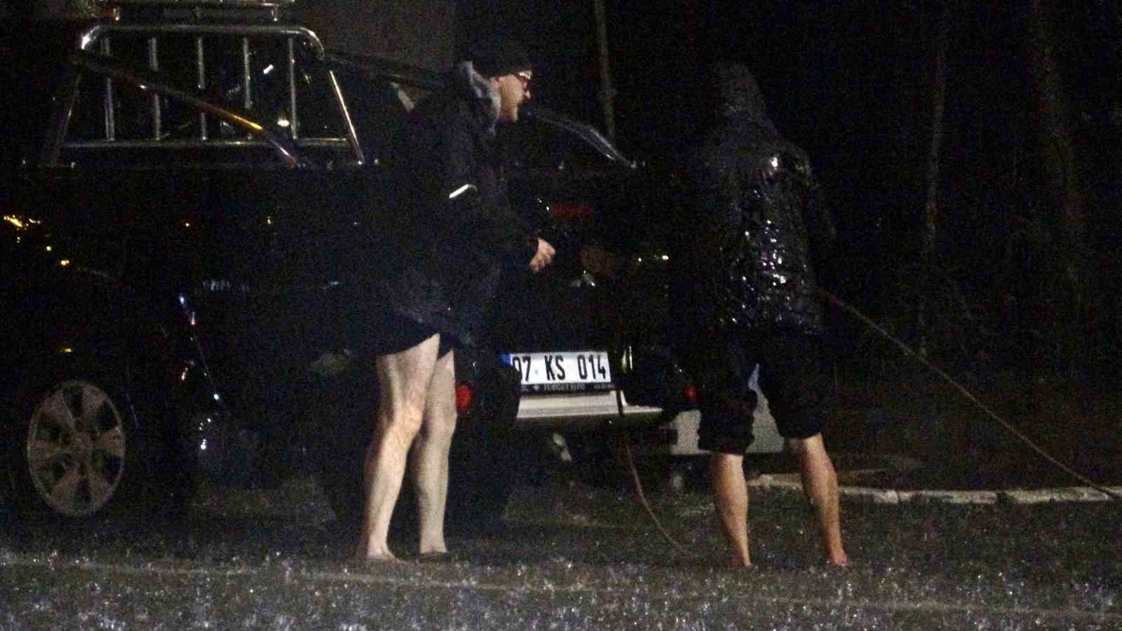 Antalya’da sağanak yolları göle döndürdü, araçların mahsur kaldığını gören diğer sürücüler kaldırımlardan ilerledi
