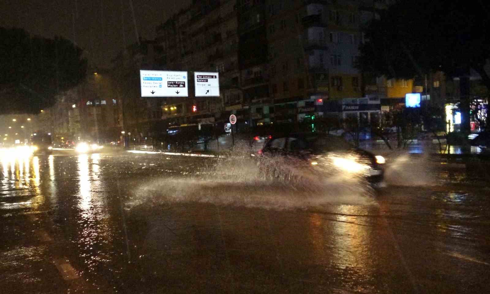 Antalya’da sağanak yolları göle döndürdü, araçların mahsur kaldığını gören diğer sürücüler kaldırımlardan ilerledi
