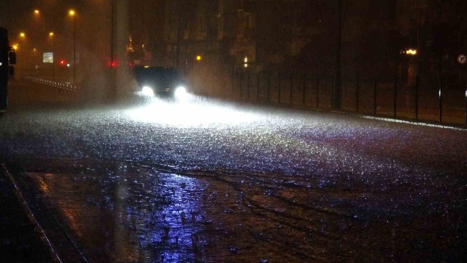 Antalya’da sağanak yolları göle döndürdü, araçların mahsur kaldığını gören diğer sürücüler kaldırımlardan ilerledi
