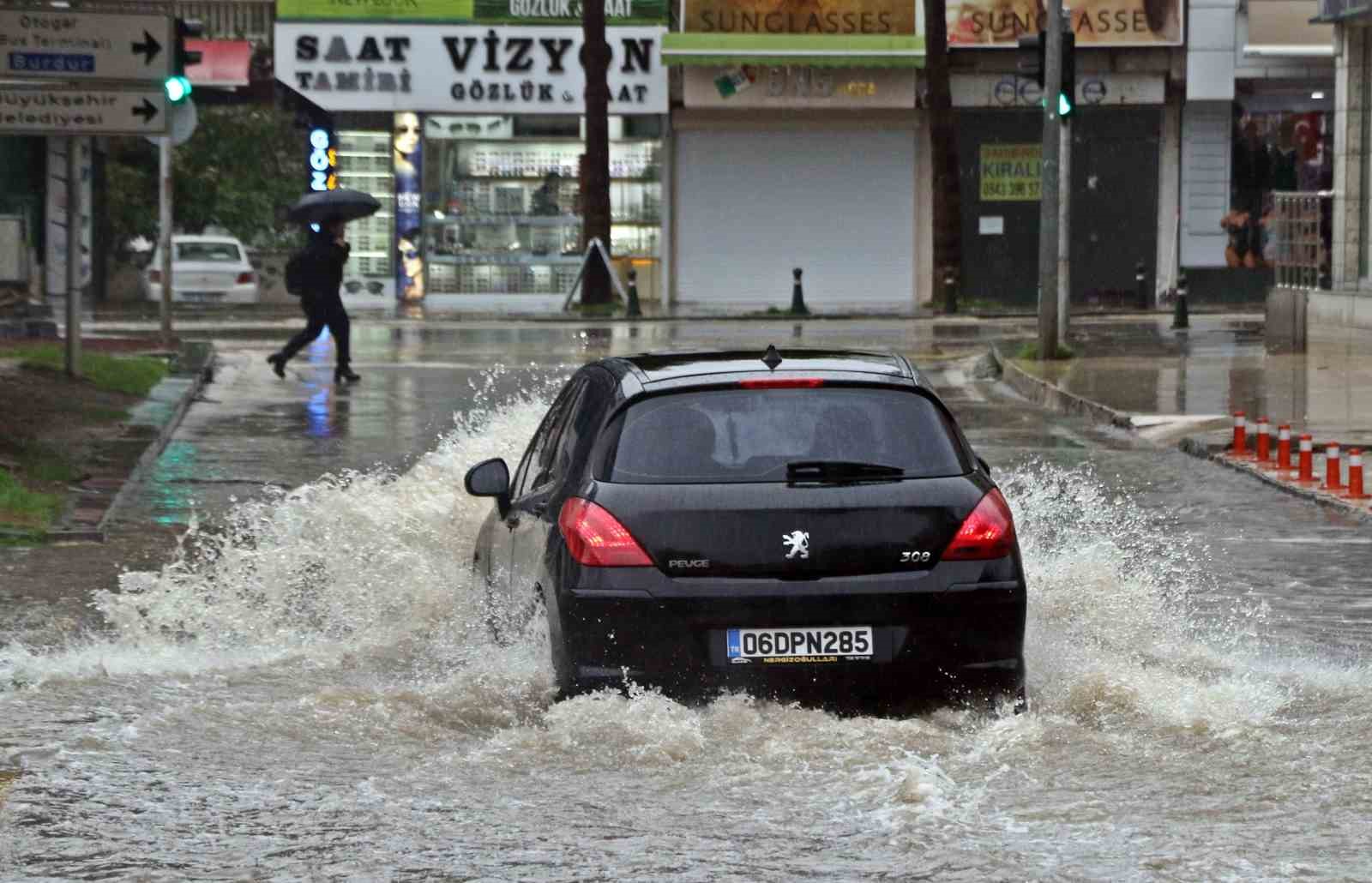 Antalya’da ’Sarı Kod’ uyarısı: Rögarlar taştı, telef olmuş dana kıyıya vurdu
