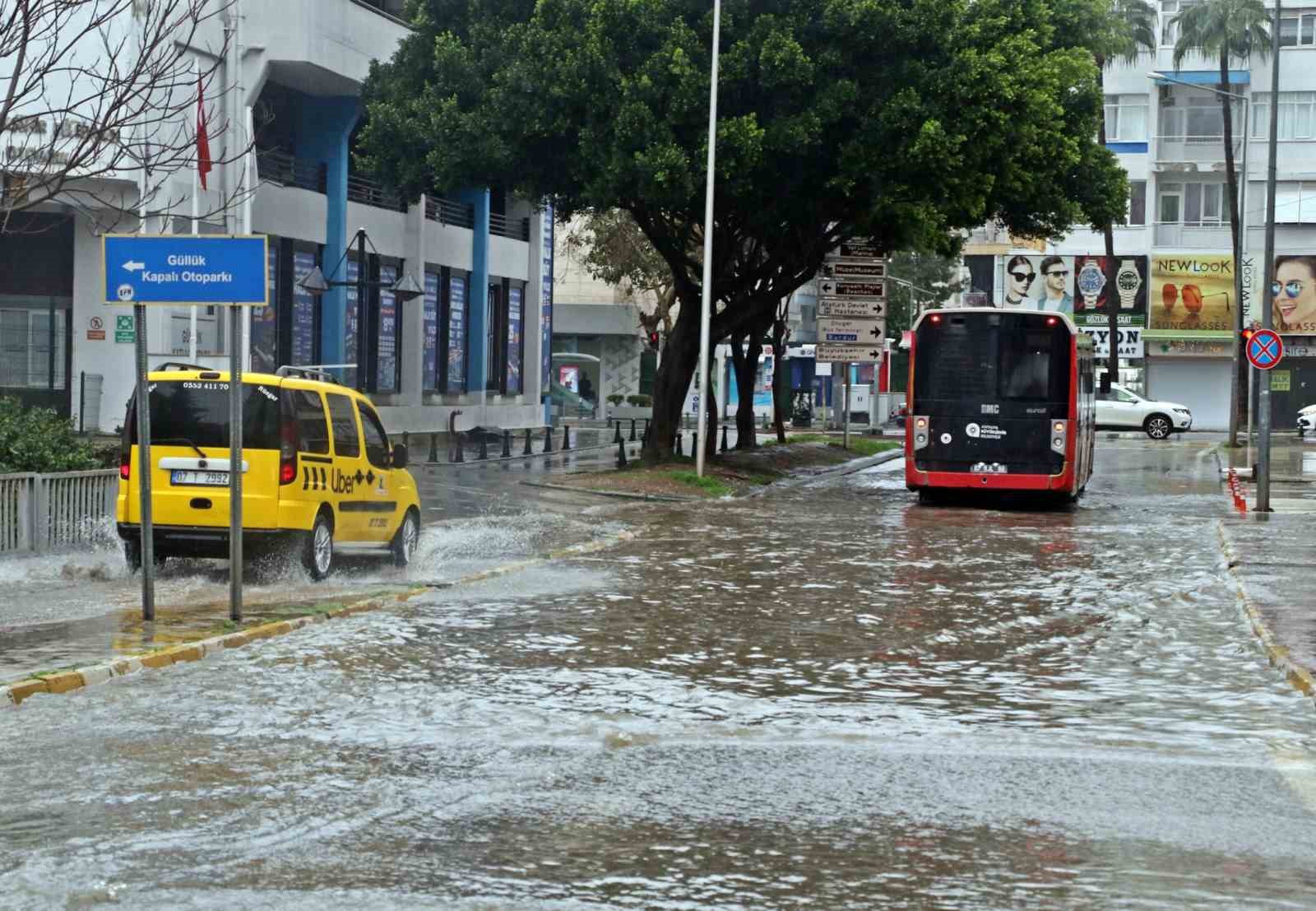 Antalya’da ’Sarı Kod’ uyarısı: Rögarlar taştı, telef olmuş dana kıyıya vurdu
