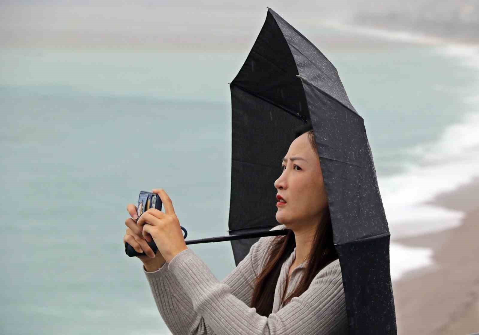 Antalya’da ’Sarı Kod’ uyarısı: Rögarlar taştı, telef olmuş dana kıyıya vurdu
