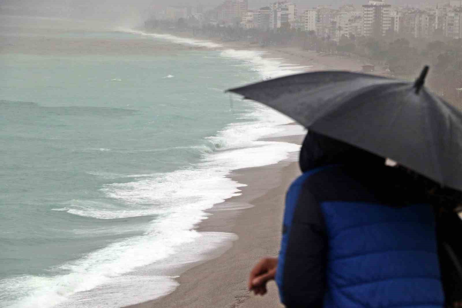 Antalya’da ’Sarı Kod’ uyarısı: Rögarlar taştı, telef olmuş dana kıyıya vurdu
