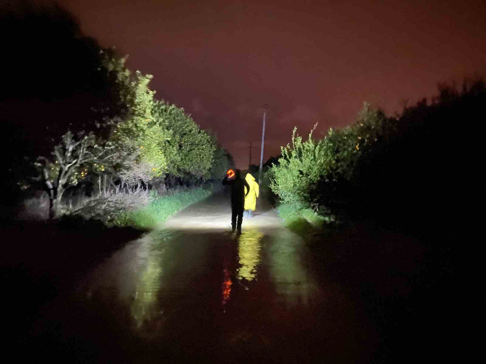 Antalya’da sel sularının bastığı barınakta mahsur kalan 27 köpek botlarla kurtarıldı
