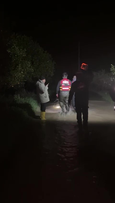 Antalya’da sel sularının bastığı barınakta mahsur kalan 27 köpek botlarla kurtarıldı
