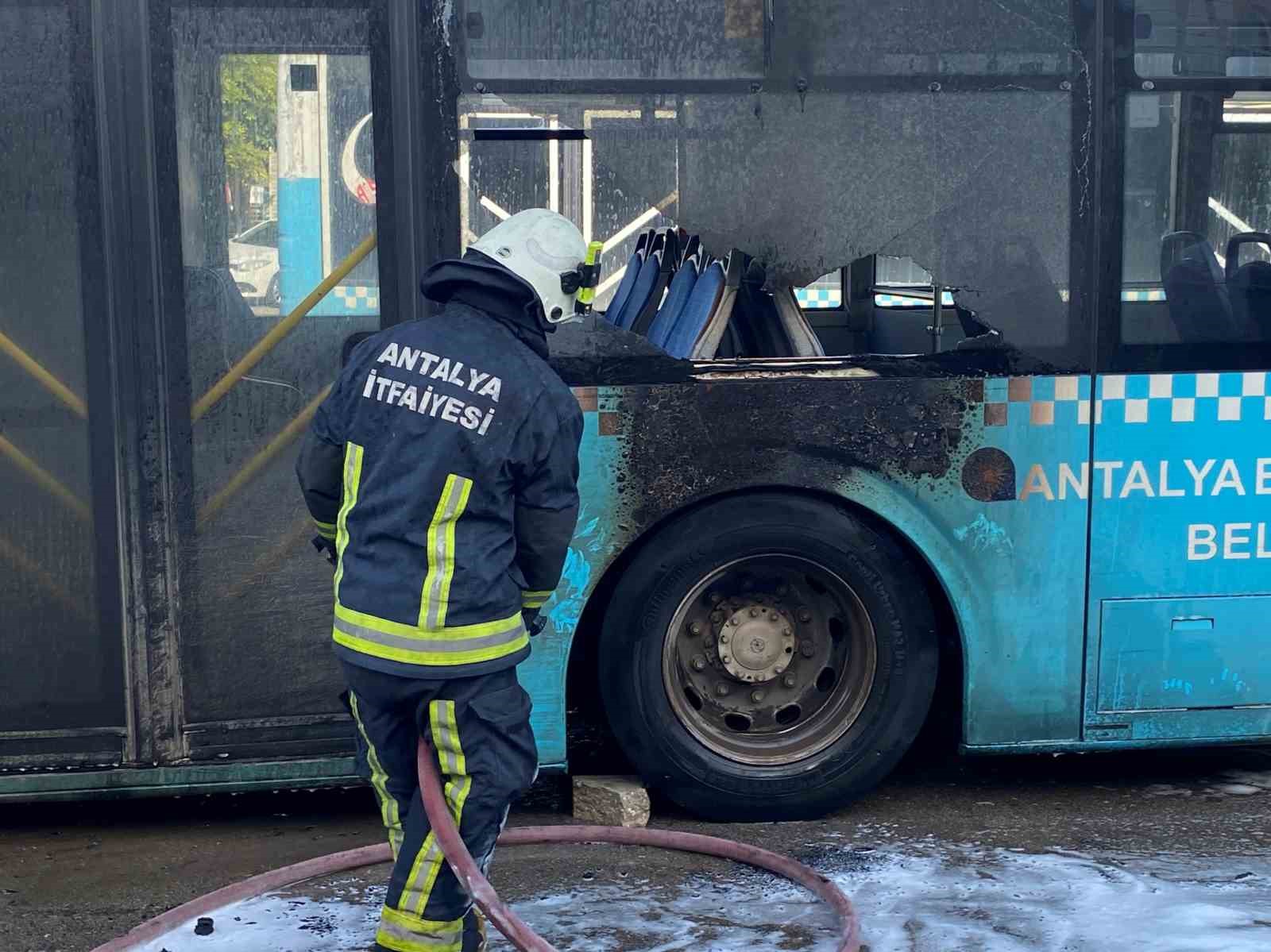 Antalya’da seyir halindeki halk otobüsü alevlere teslim oldu
