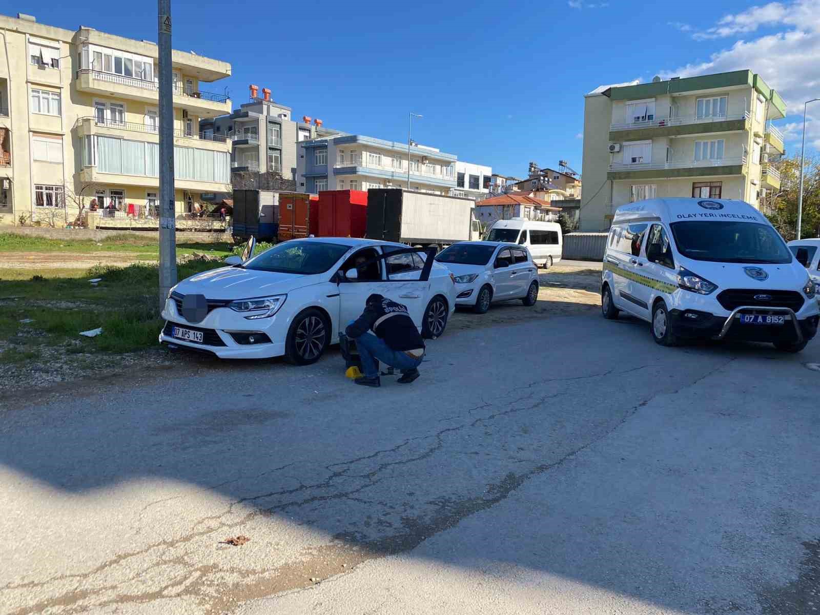 Antalya’da seyir halindeki otomobile silahlı saldırı: 1 yaralı
